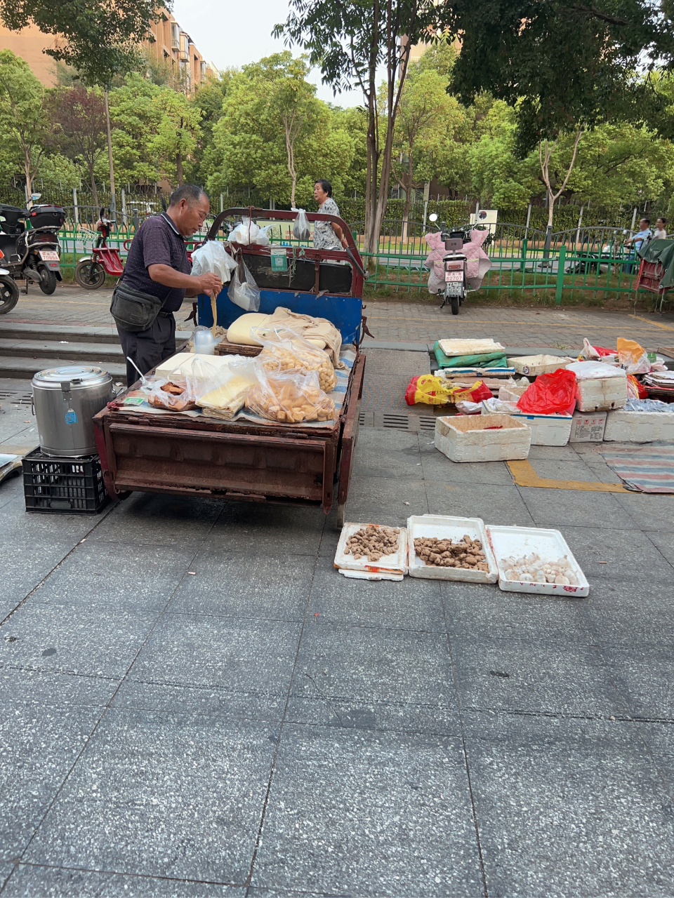 每天早上4:50起床,5:10左右出门早市摆摊,日复一日,除了下雨天不摆.