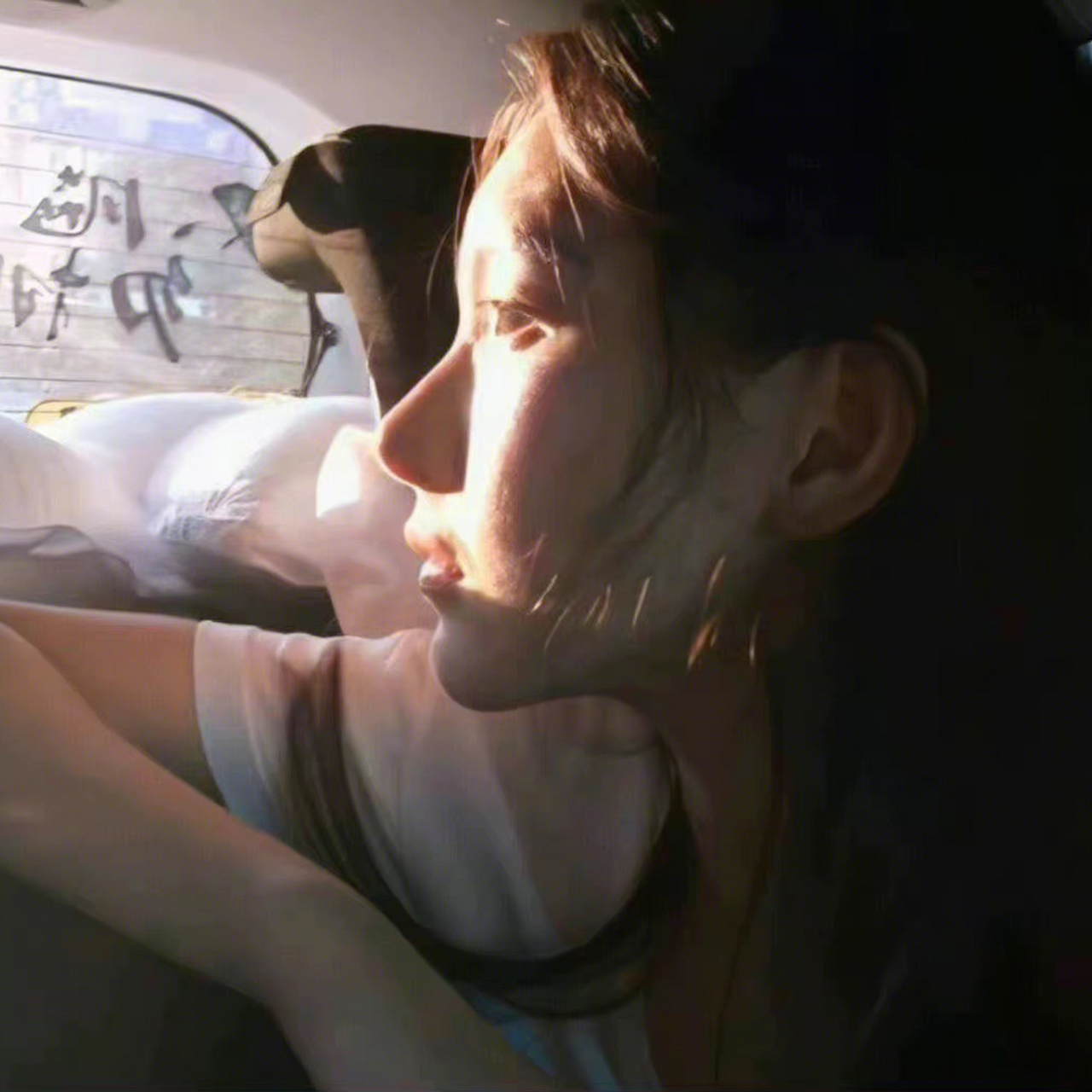 光影感爆棚的心动女生头像