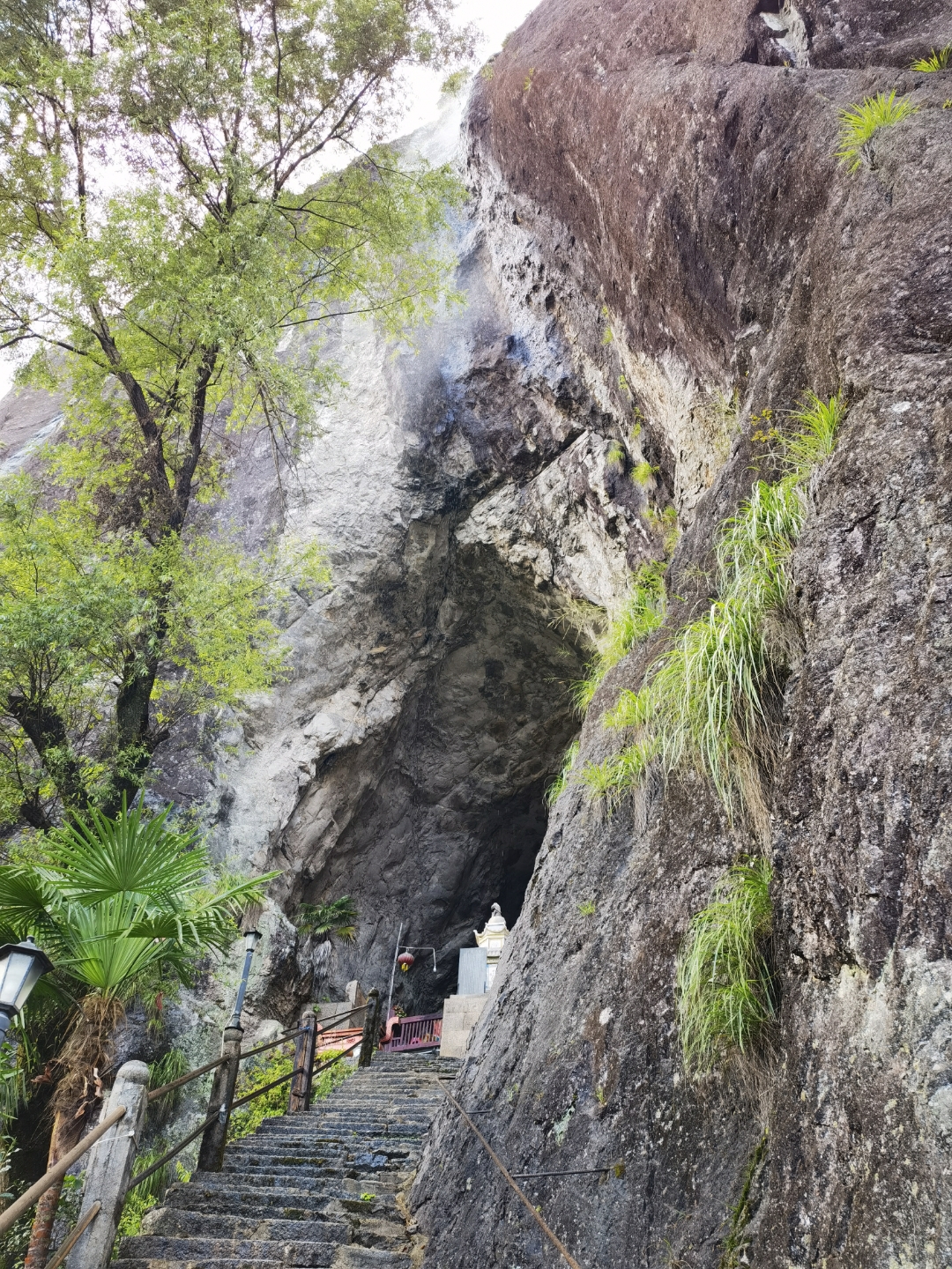 周宁滴水岩旧称显圣岩,宽300余米,高200余米,形似巨狮横卧,气势雄伟