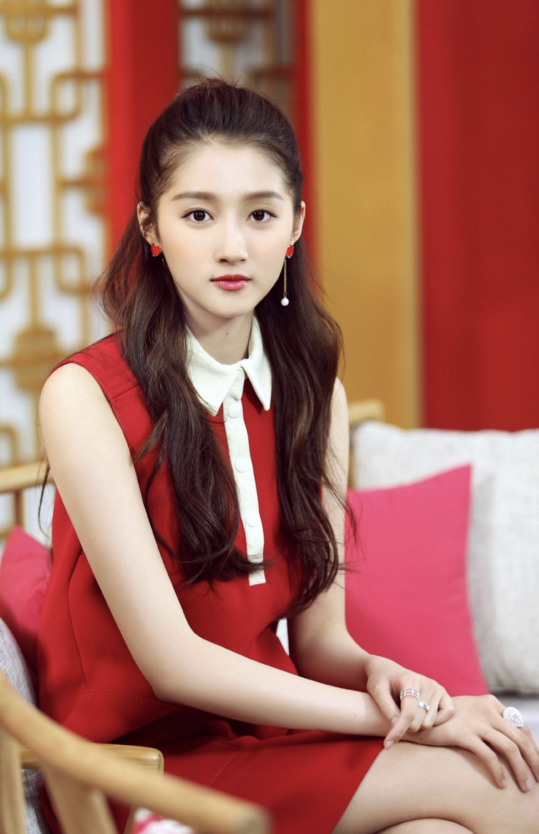 1,关晓彤,刘昊然这一类的艺人,粉丝的礼物一点都不收,不敢收,这些艺人