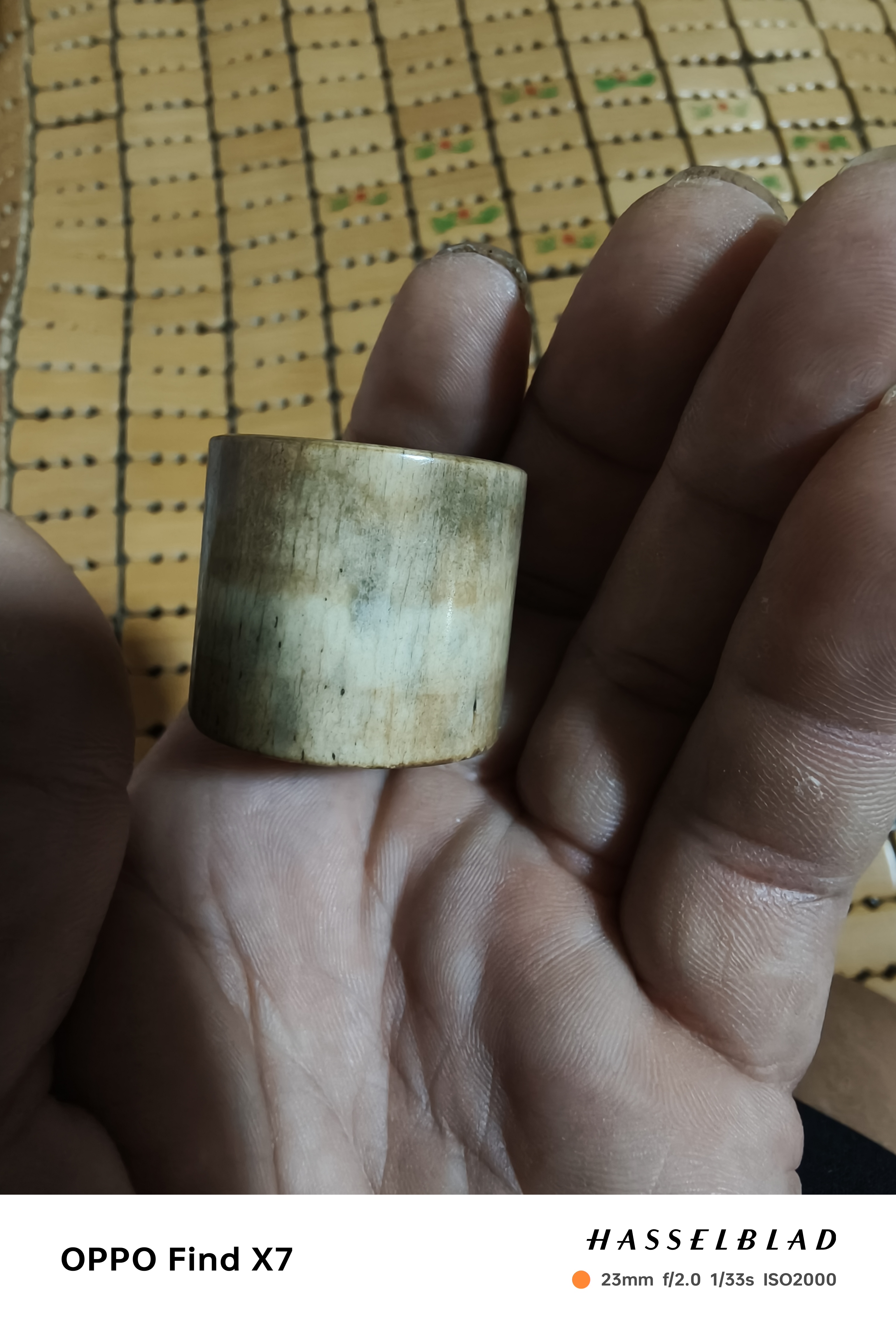 老的虎骨扳指,骨质已经玉化,光洁明亮,带有老沁的老货,盘出来效果会更