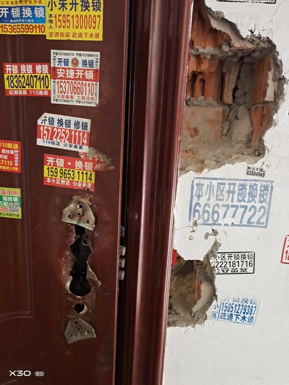 张芝山某小区业主钥匙忘带,尽采用破墙砸门方法进门.