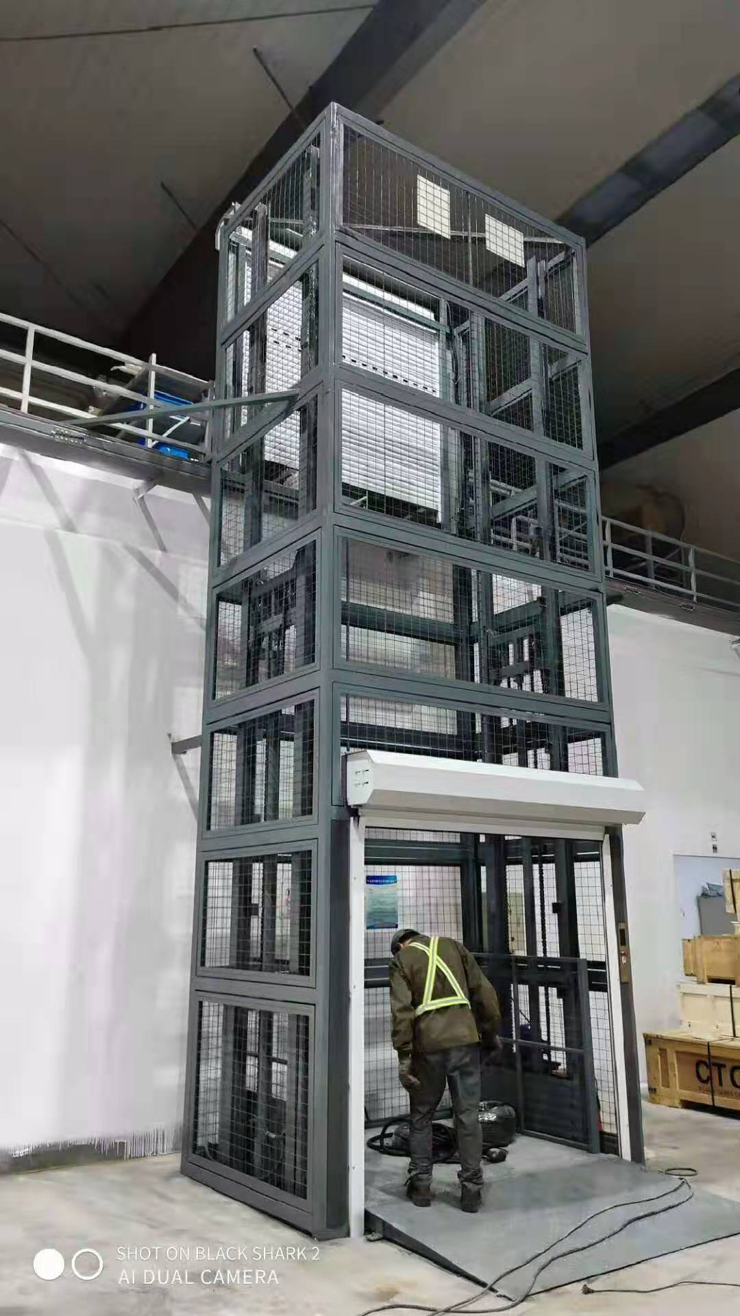 升降平台是用于高低楼层间运送货物的举升设备,广泛运用于工厂,流水线