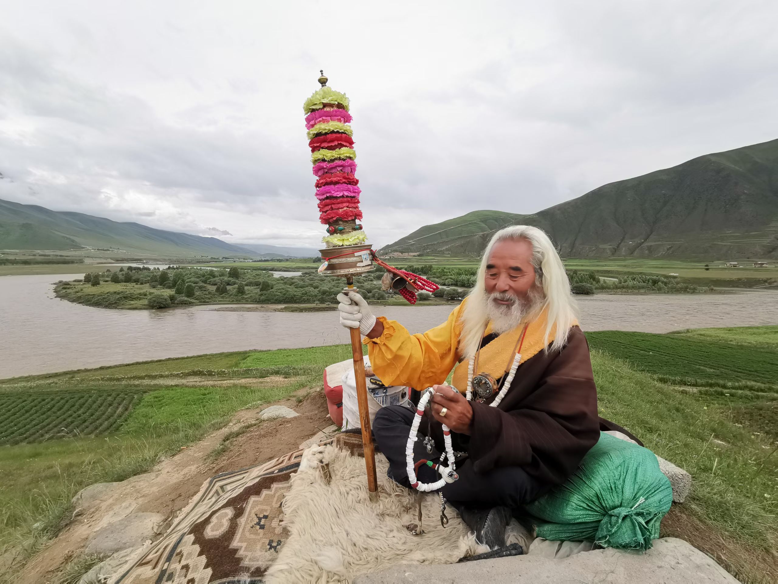 有个经常往藏区跑,做寺庙生意的给我看一张合影,说这是一个超级大活佛