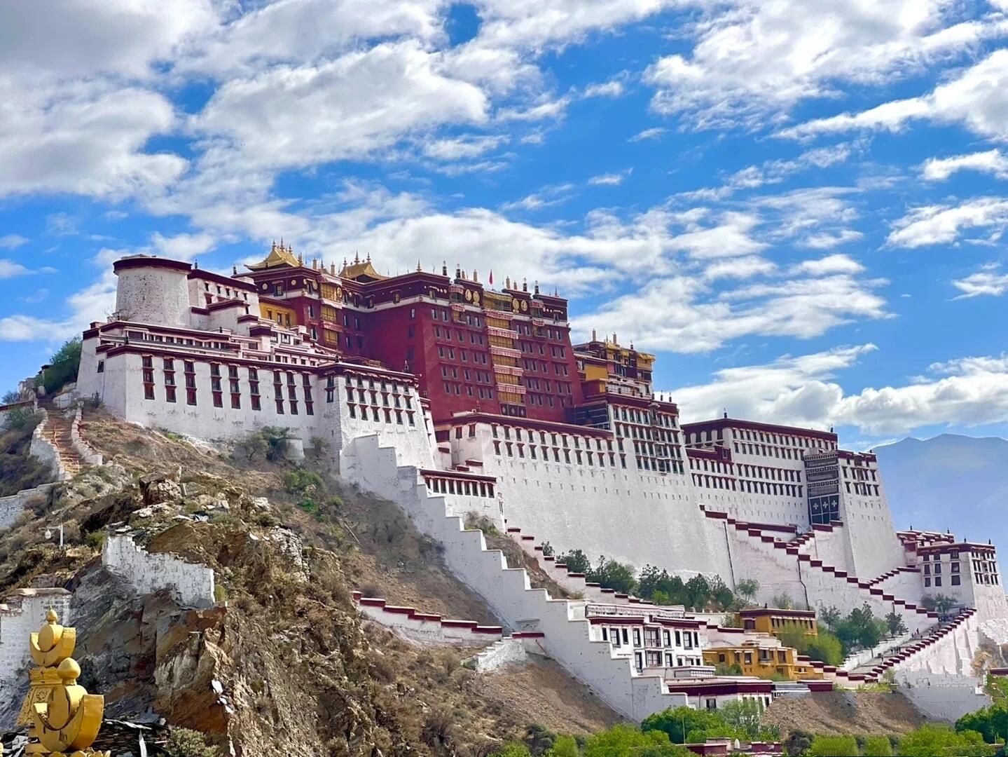 布达拉宫,屹立于世界屋脊之上,是一座神秘而壮丽的宫殿.