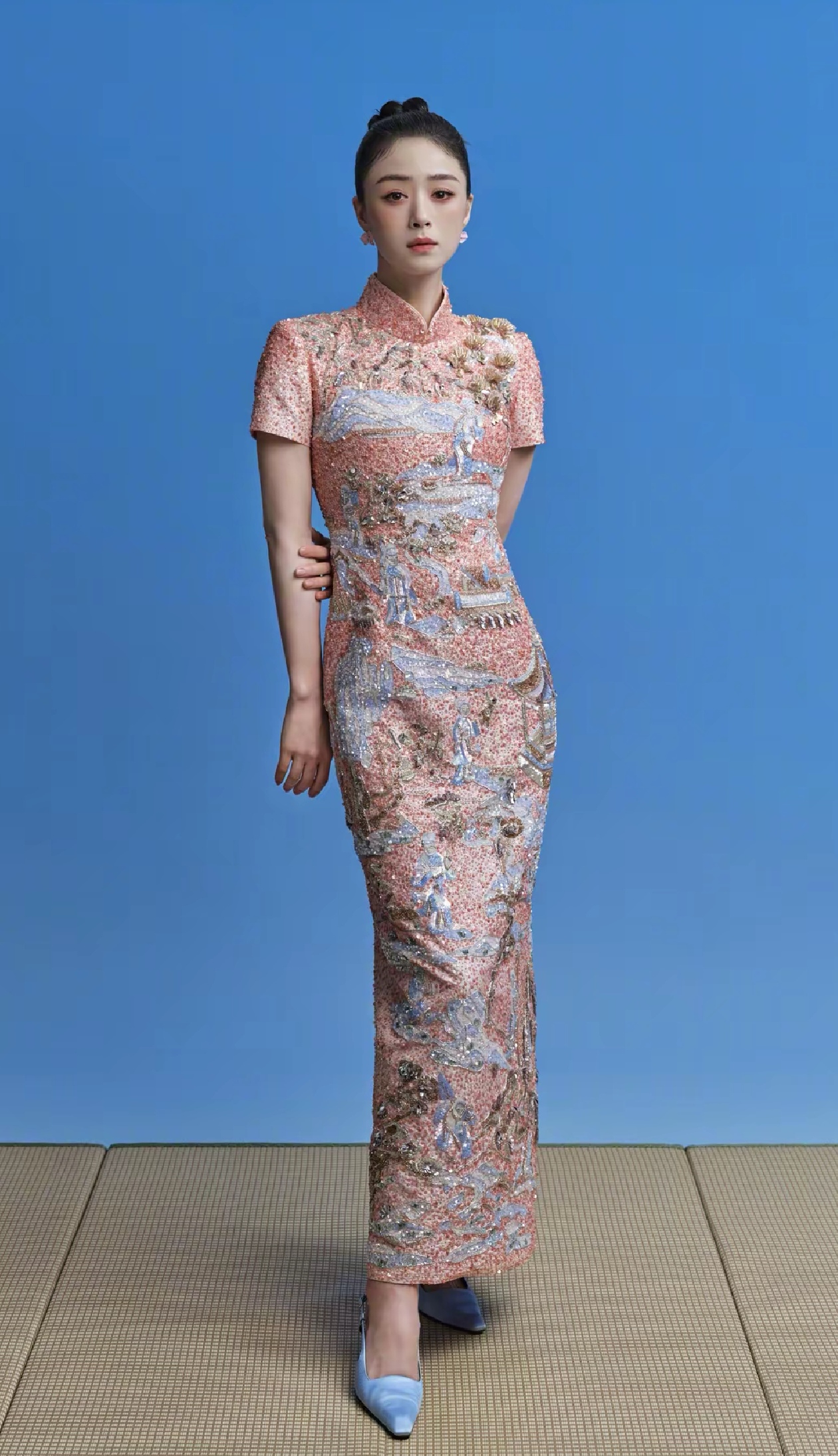 蒋欣最新写真身穿旗袍,将东方韵味展现得淋漓尽致,一颦一笑皆是风情