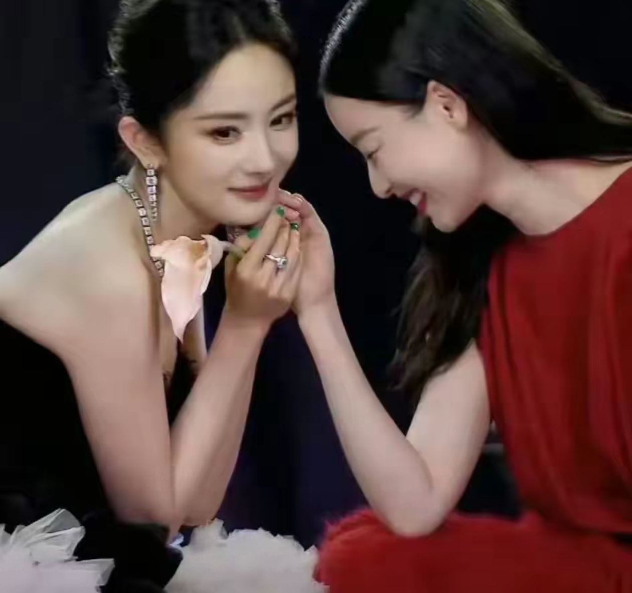 张艺谋《惊蛰无声》官宣,杨幂参演引热议!