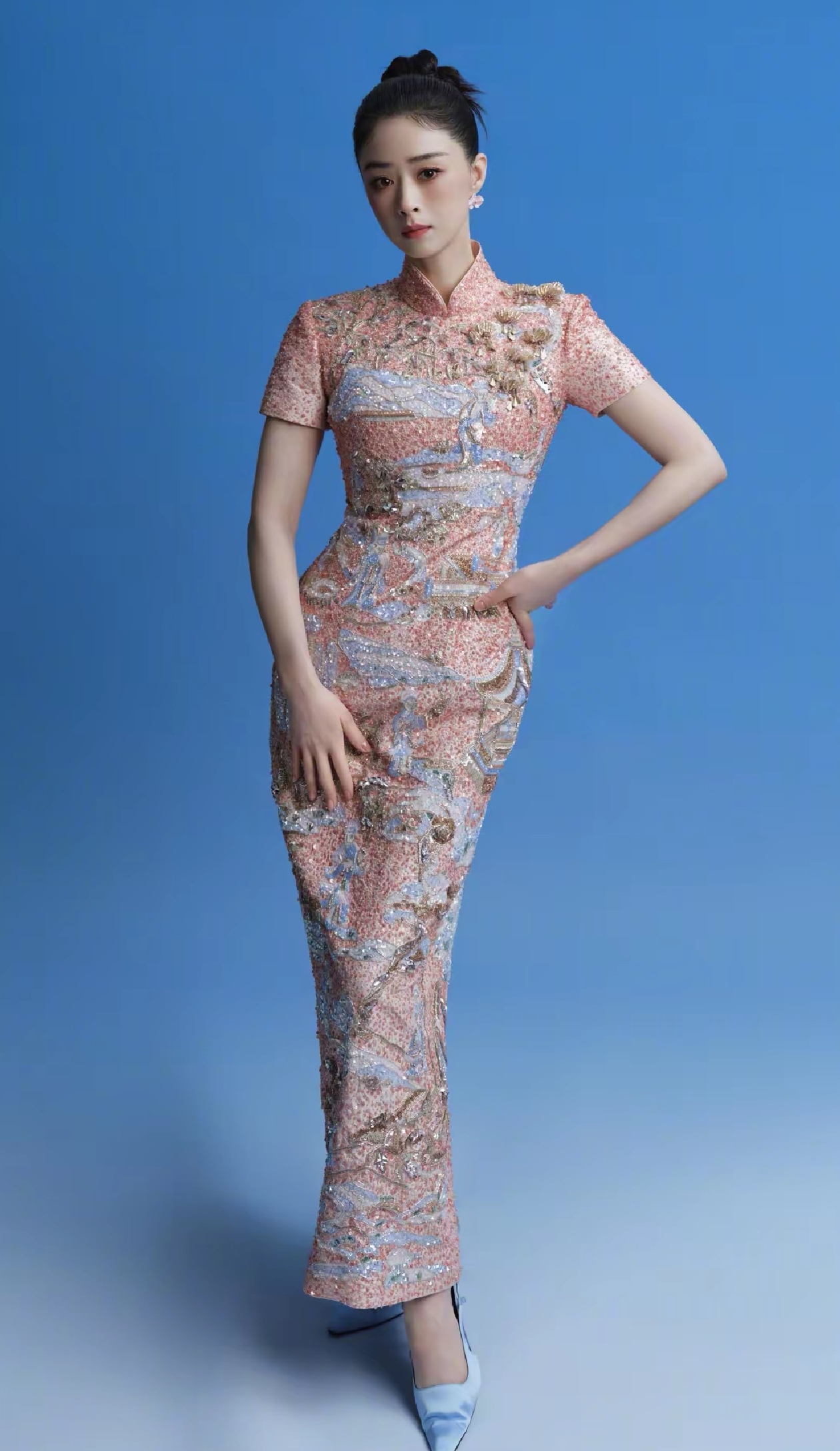 蒋欣最新写真身穿旗袍,将东方韵味展现得淋漓尽致,一颦一笑皆是风情