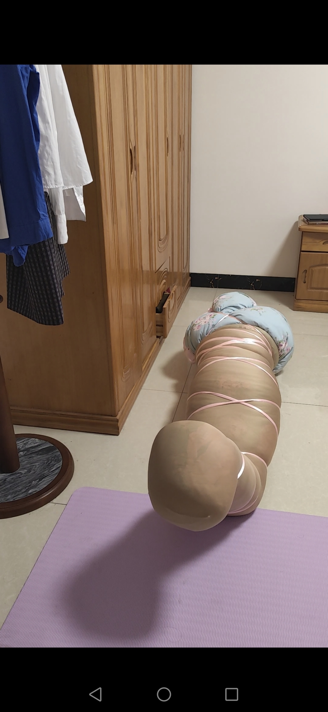羽绒被包裹后丝带捆绑,玩玩跪姿健腹轮