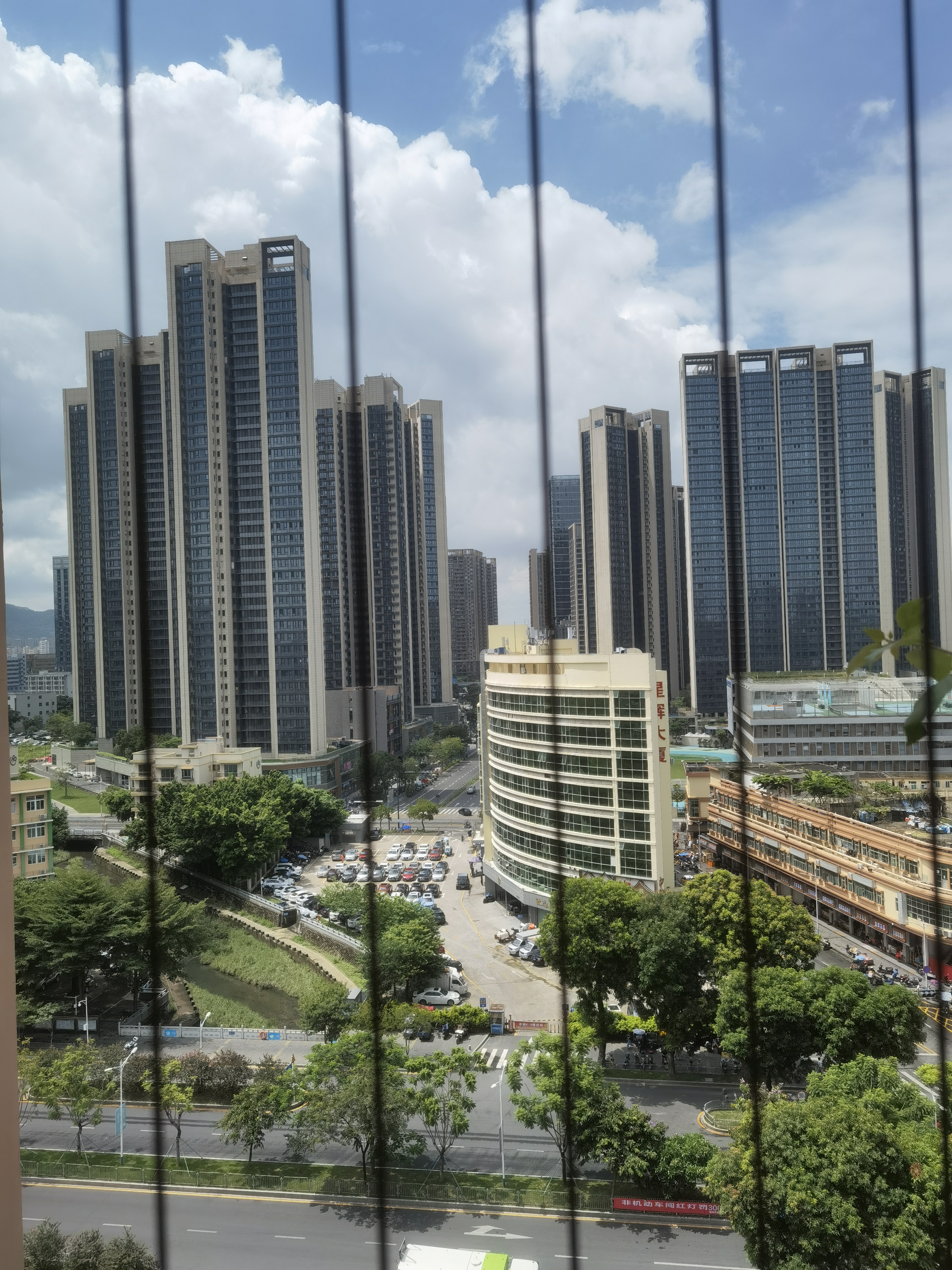 下面图片里面的小区是深圳宝安沙井街道的万科星城,小区规模很大,配套