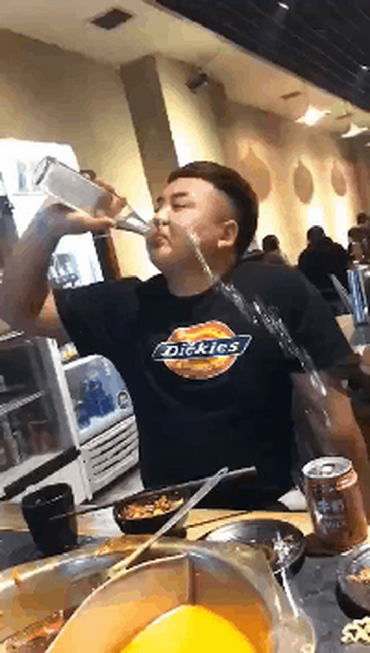 见过吹一瓶的但你见过吹一瓶白的吗?#搞笑##动态贡献者奖励计划