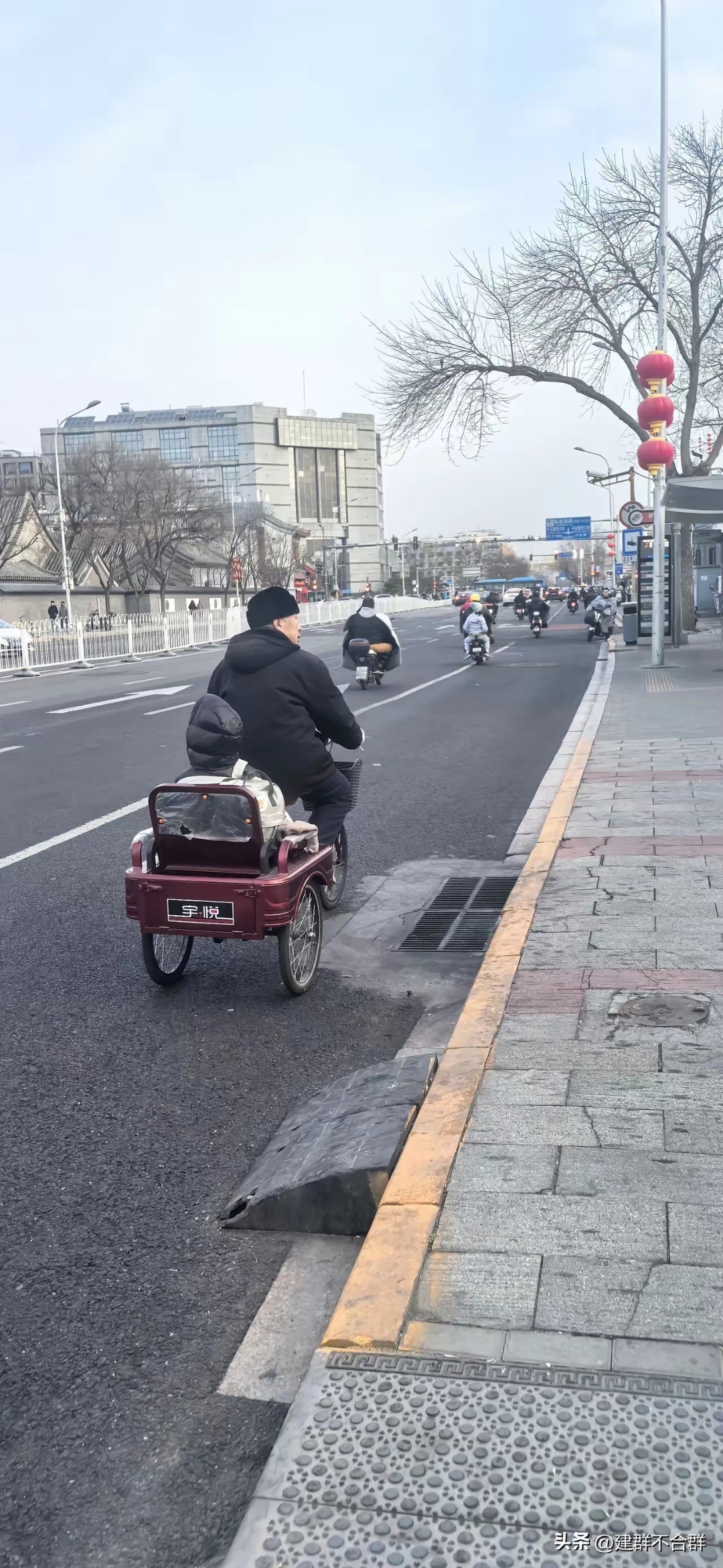 自北京市取消电动三四轮以后,街头上就出现了多年不见的人力三轮车