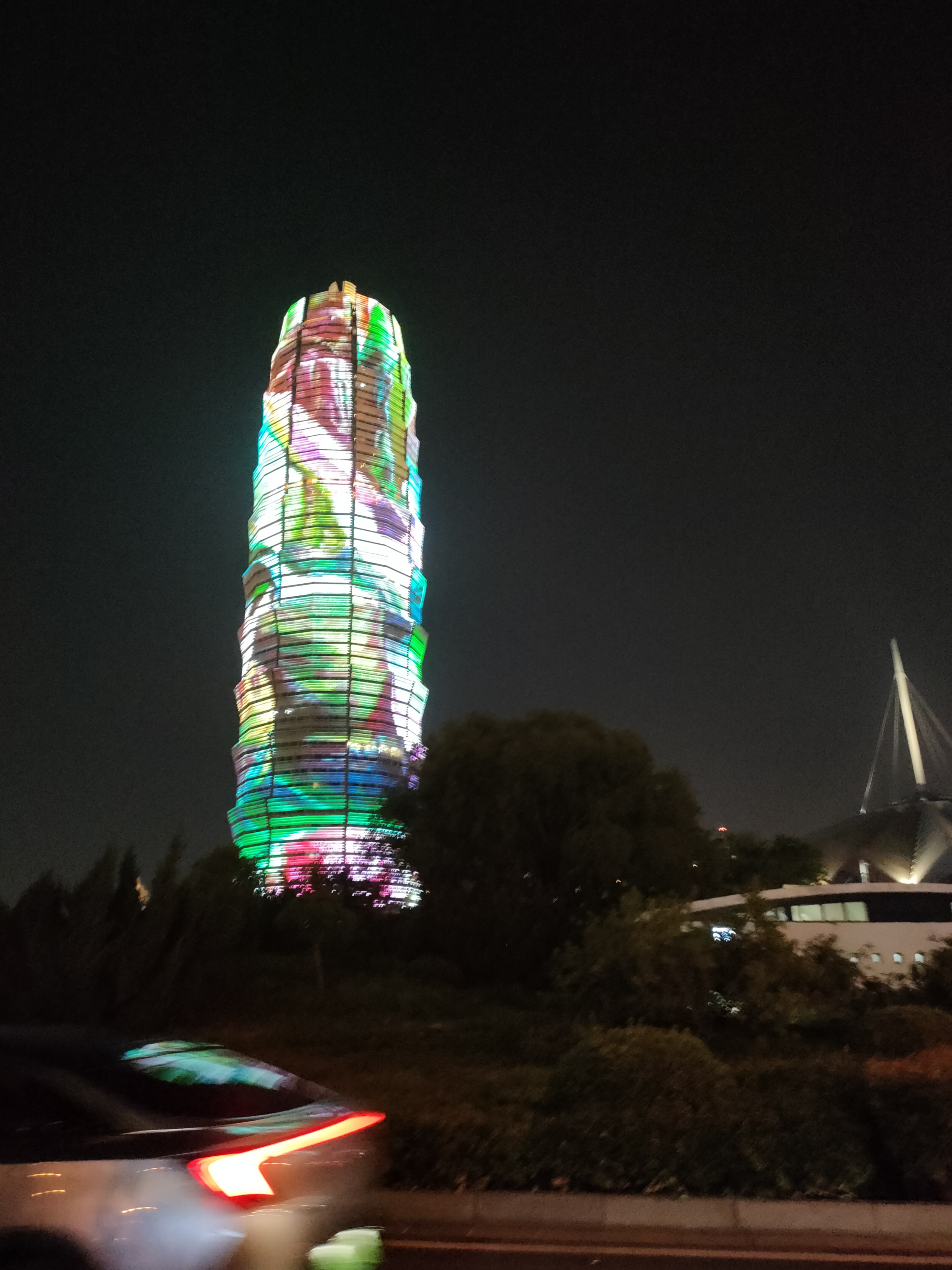 晚上的大玉米楼