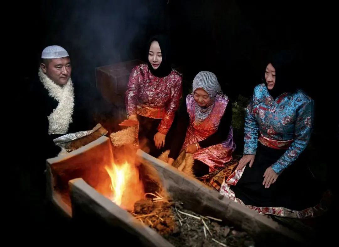 祁连天境圣湖的托茂人家位于青海省祁连县默勒镇扎沙村,是一个融合了