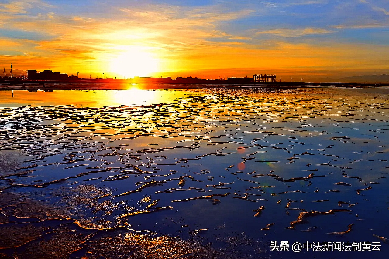 这盐湖美得如画,让人心动不已!湖水清澈见底,仿佛能洗涤一切尘埃.