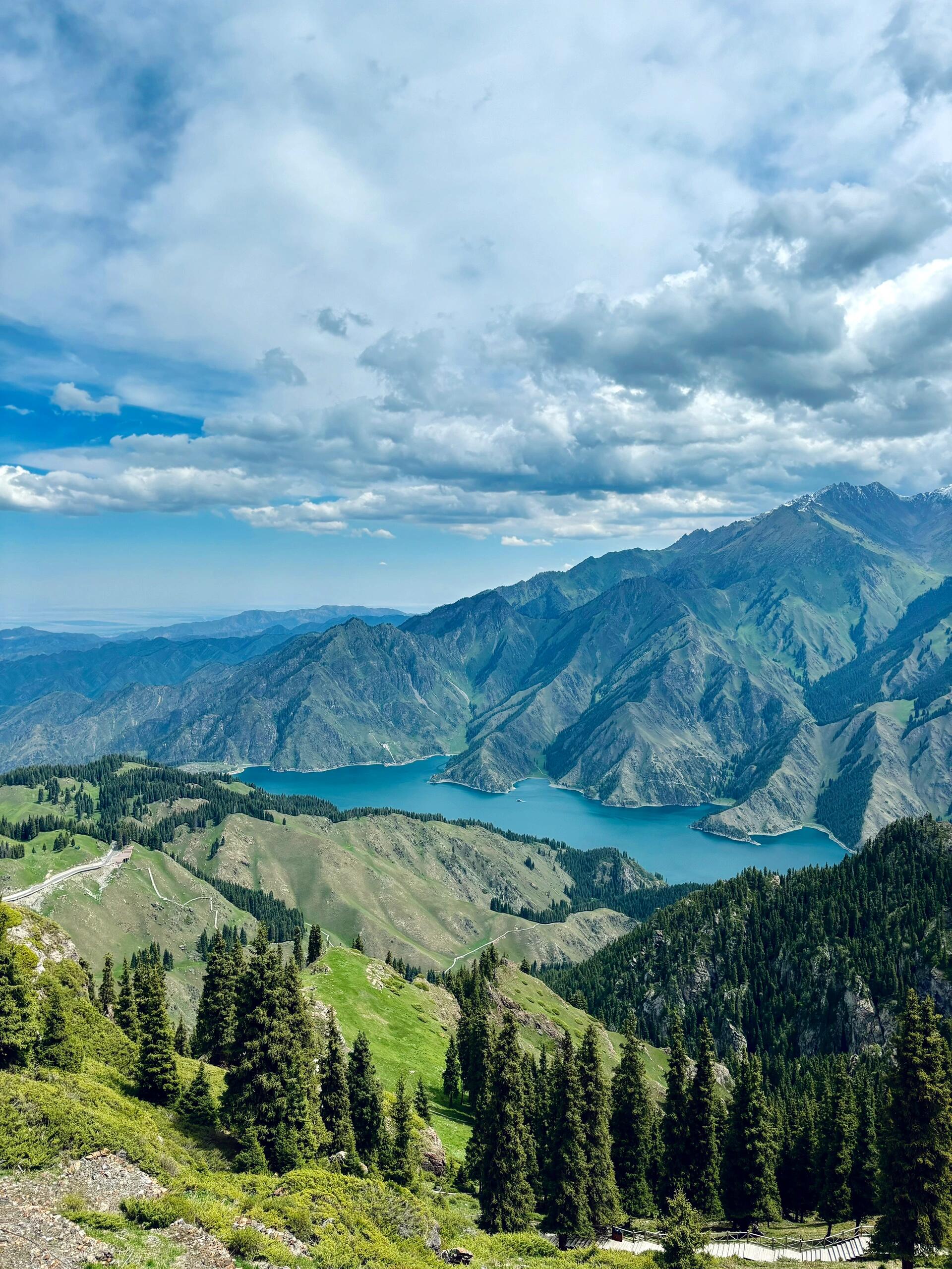 新疆天山天池有木屋嘛