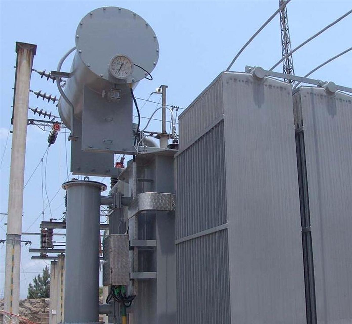 油枕是用于变压器的一种储油装置,当变压器油的体积随着油温的变化而