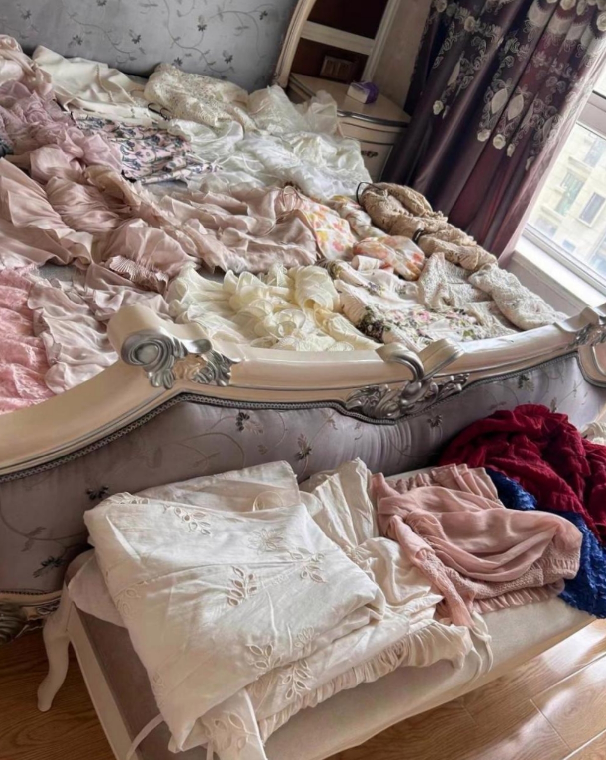 难道说女人的衣柜真的永远女生衣橱真实照片女人家里衣服放在床上试穿