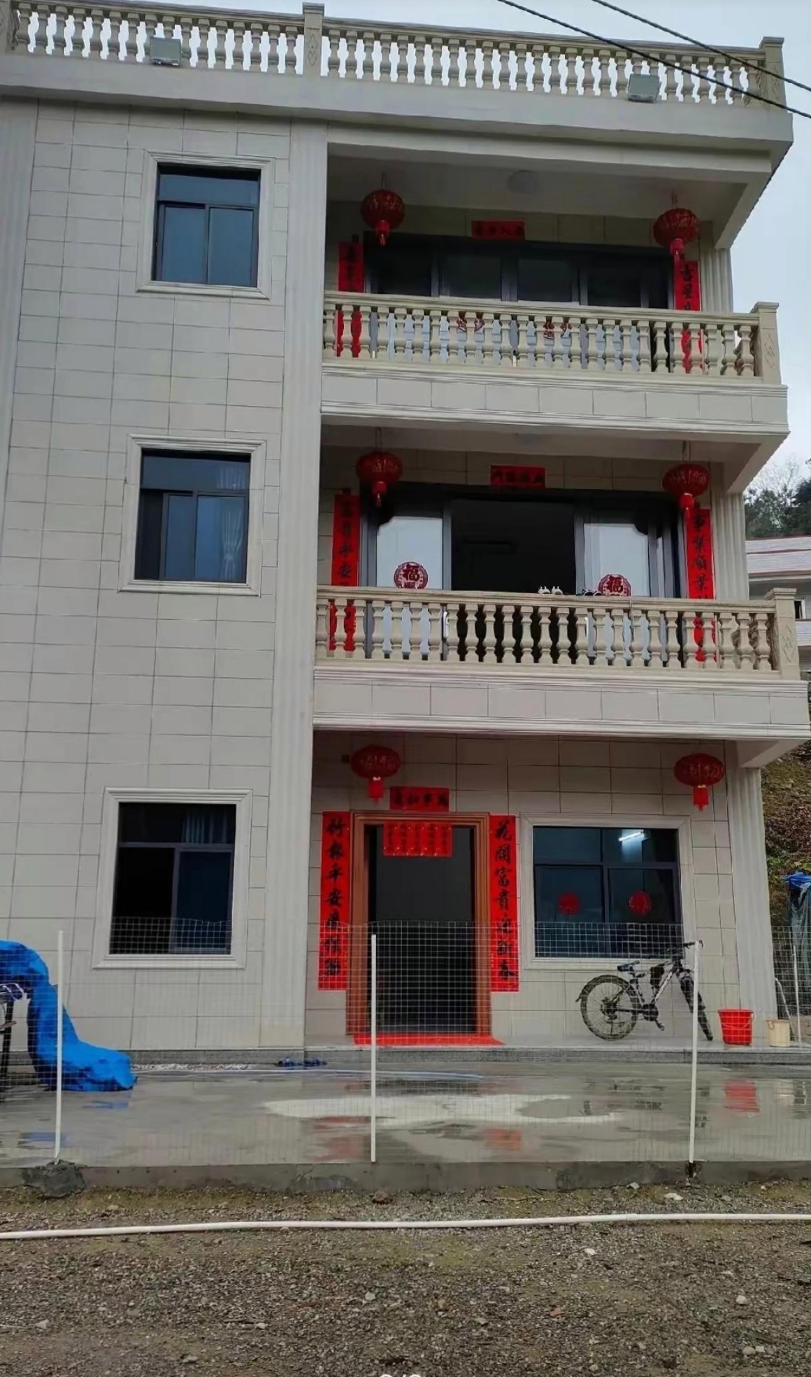 这栋房子真好看,有过年的味道,家人团聚张灯结彩,幸福满满的相聚是