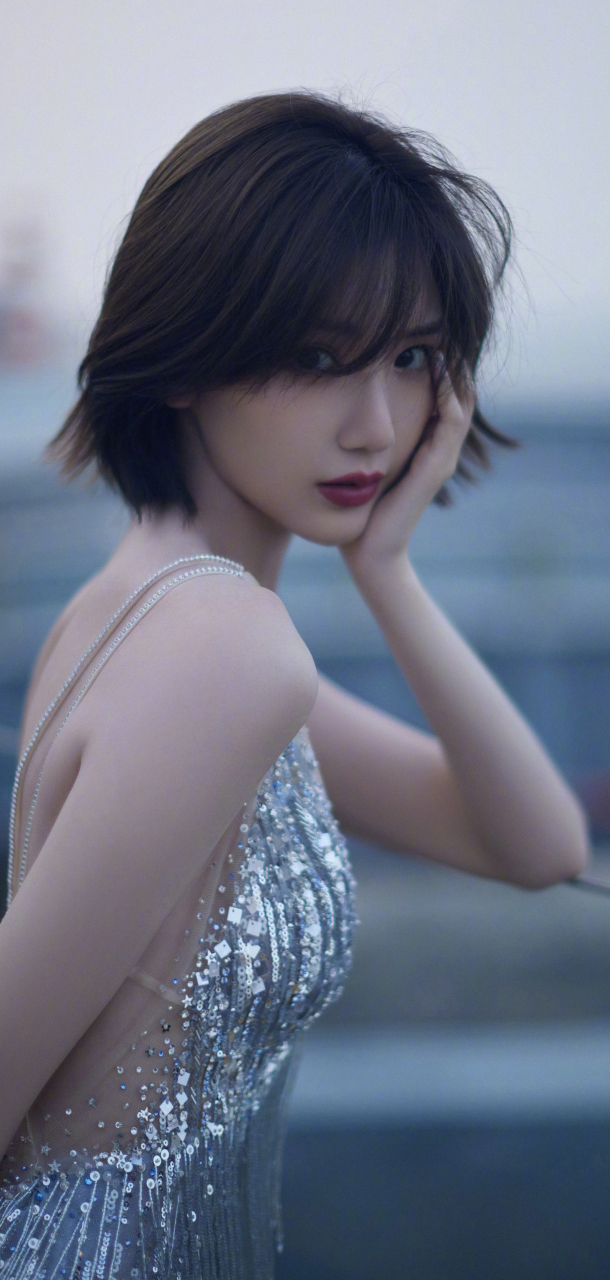 纤纤玉手拨弄着盆中清泉,晶莹的水珠碎了