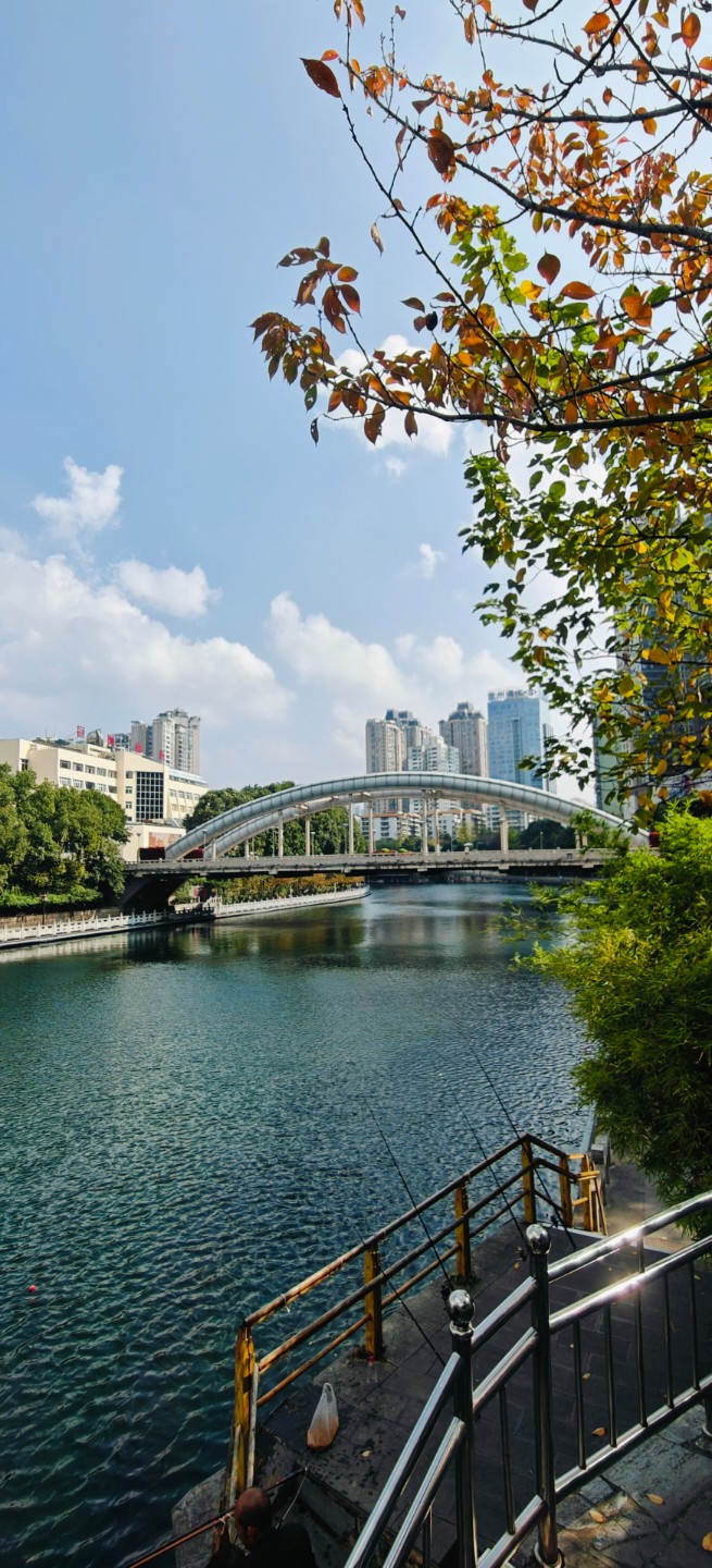 南明河水天边去,歌台人榭人杳然. 时有鸡鸣传瓦舍,偶见鱼龙跃波环
