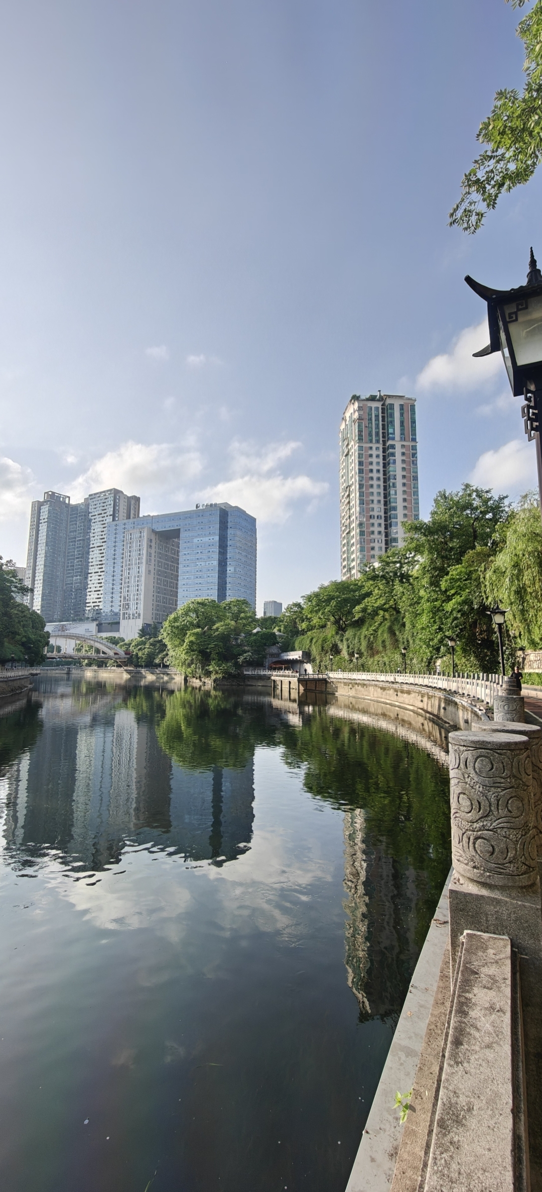 南明河边度年华,日日看尽河边花. 晨鸡啼醒千山鸟,云破青天灿明霞