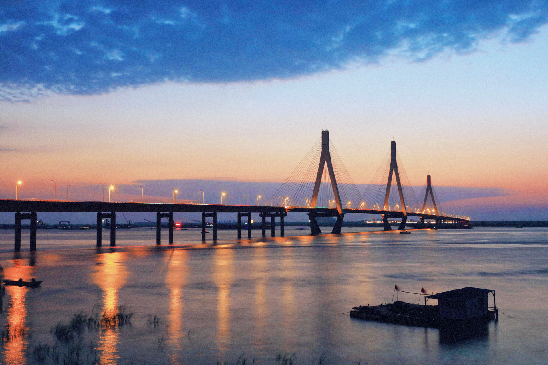 夕阳下的洞庭湖大桥