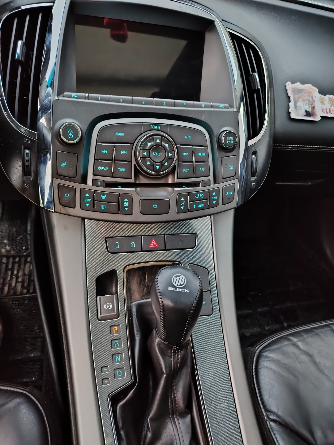 请问一下这个车后备箱开关在哪里?有哪位大神知道