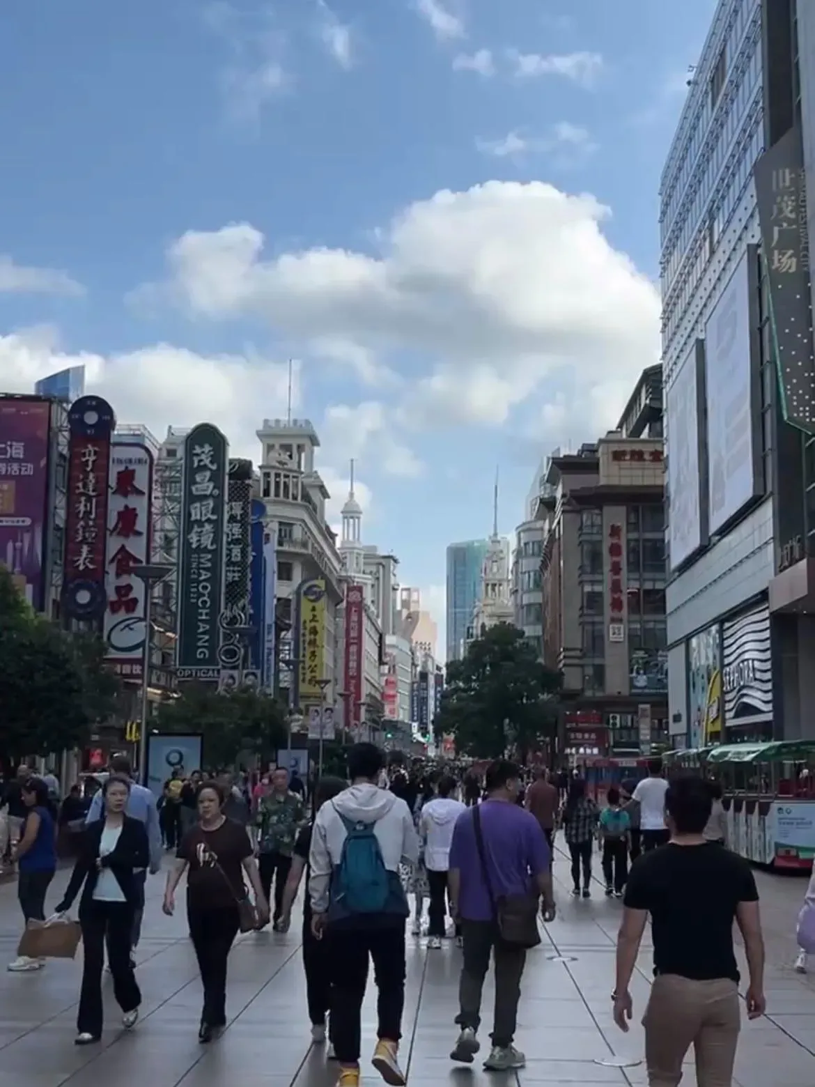 【朋友圈文案】  置身于城市的喧嚣中,我时常思考,什么是真正的幸福?