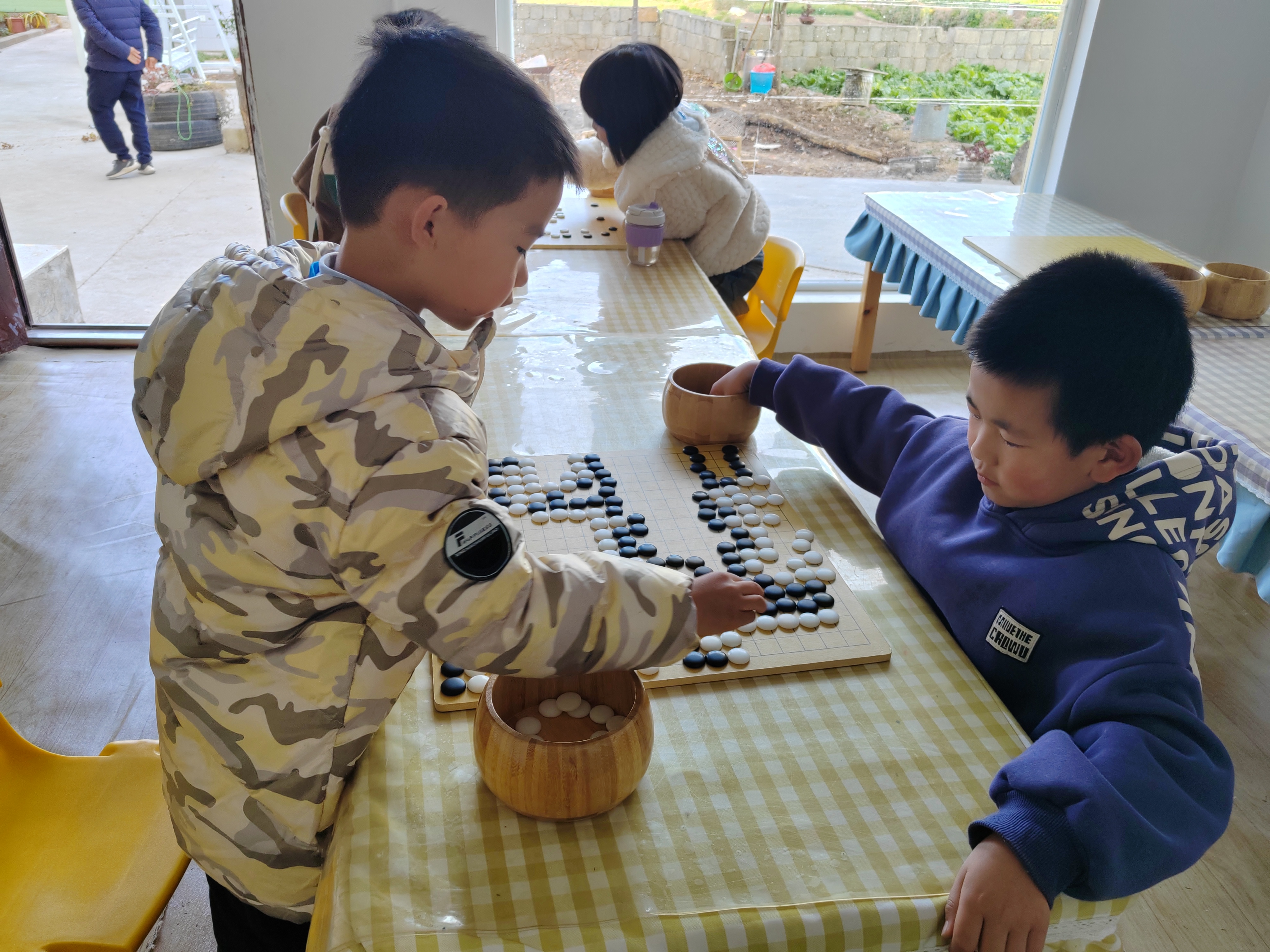 99  97围棋的魅力就在于它的变化无常,一步错,步步错,而一步妙,也