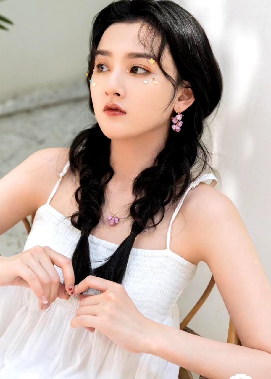 鬼马少女宋祖儿 作为一个自带"精分属性"的双子座,镜头外的宋祖儿总是