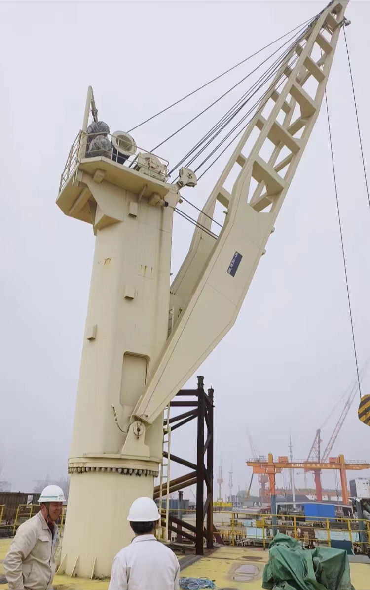 电动甲板起重机 (电动克令吊):  品牌:瑞典61赫格隆, 起重量:20t