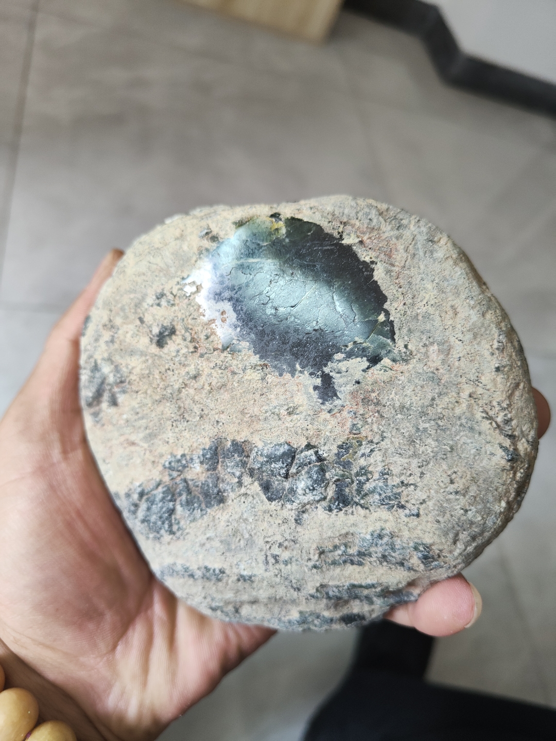 宝石级的橄榄绿石头,这反光说明了什么?