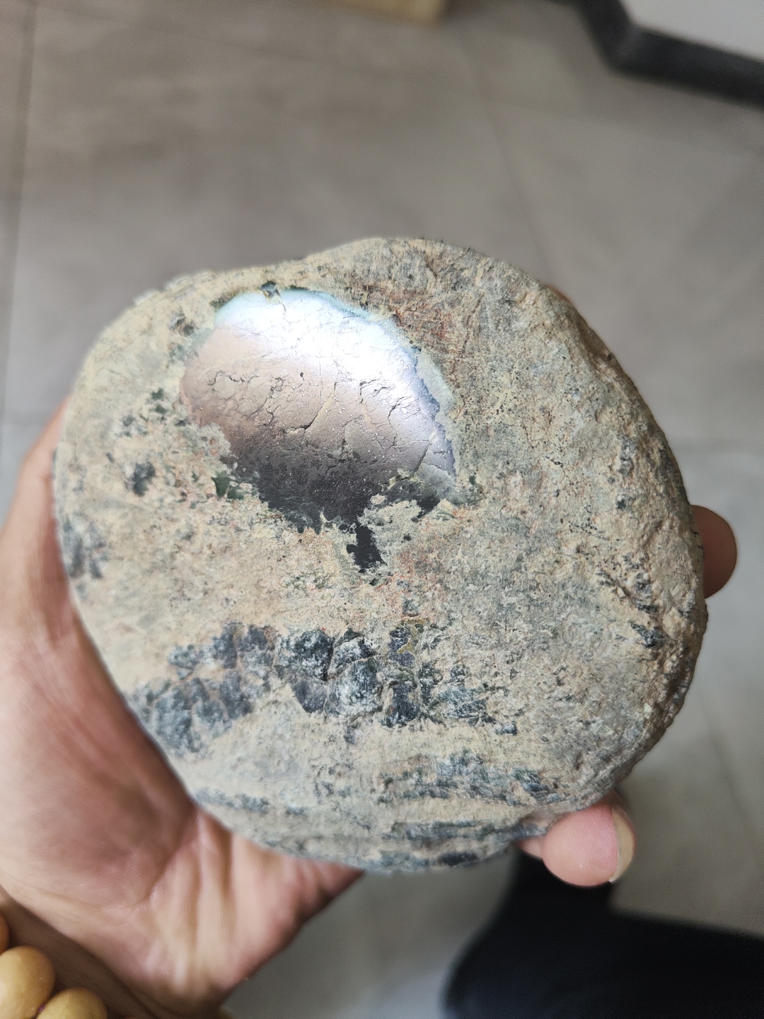 宝石级的橄榄绿石头,这反光说明了什么?