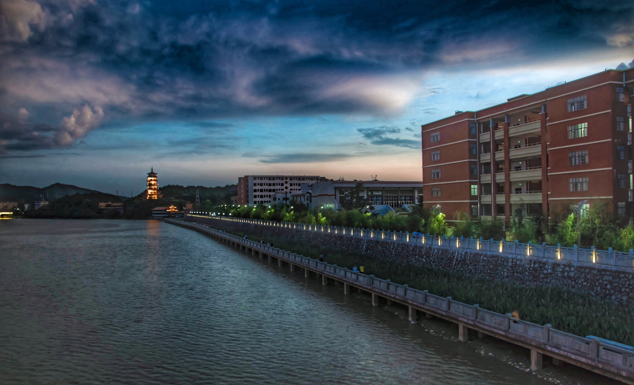 暴风雨就要来临【摄于江西宁都宁师中学傍】