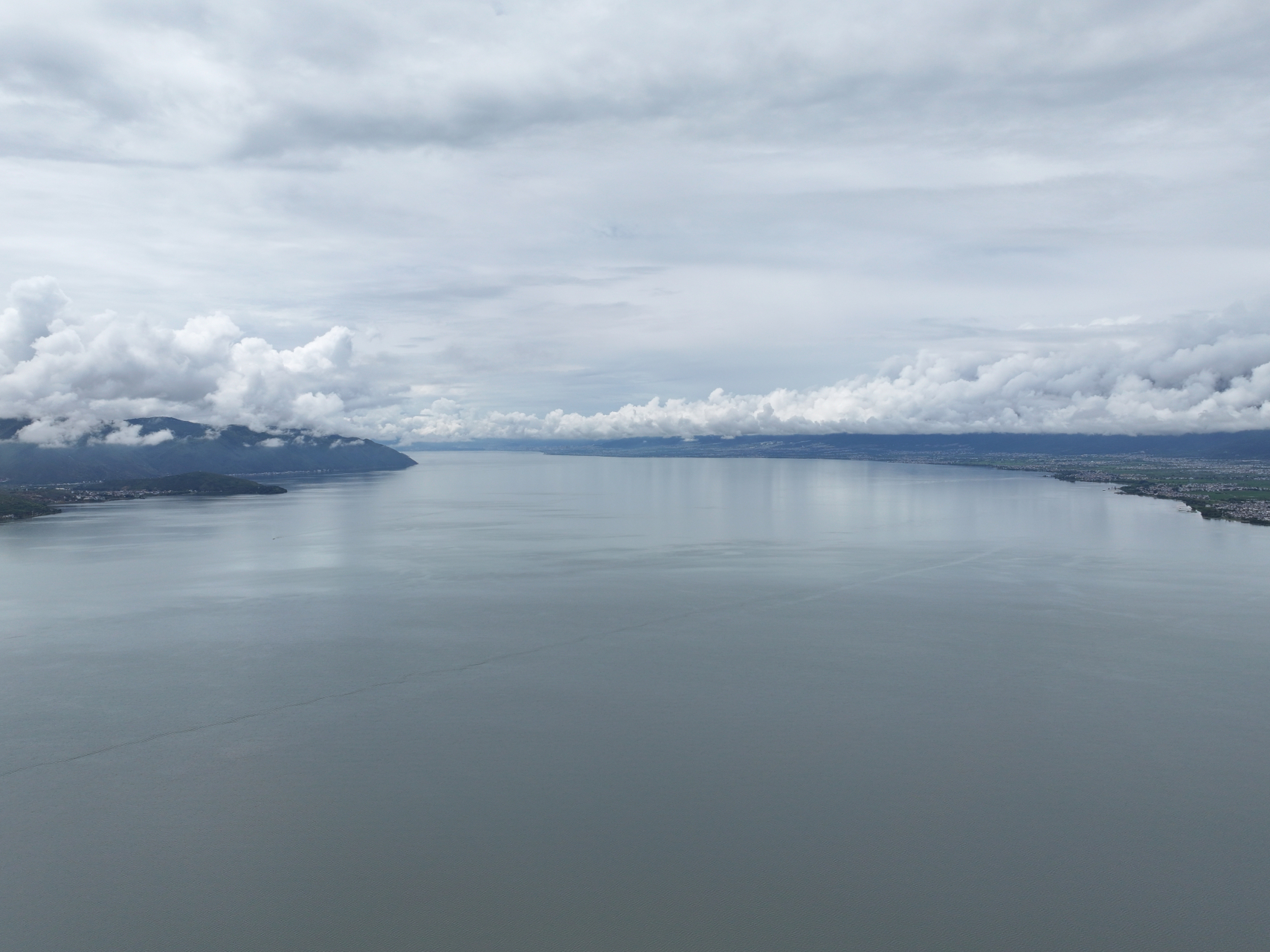 在碧波荡漾的湖面上,阳光洒下,波光粼粼,仿佛整个世界都变得温柔起来.