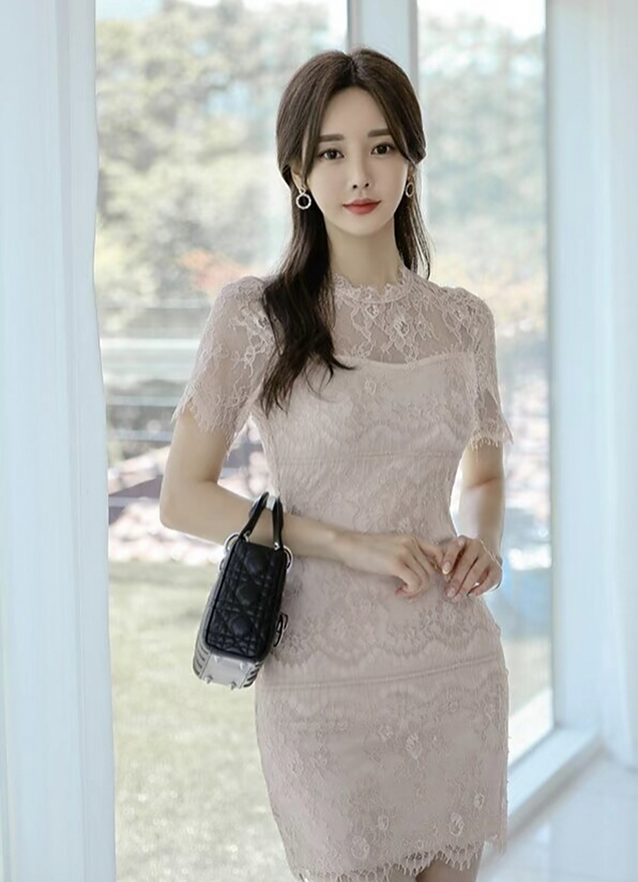 孙允珠蕾丝花边连衣裙美照