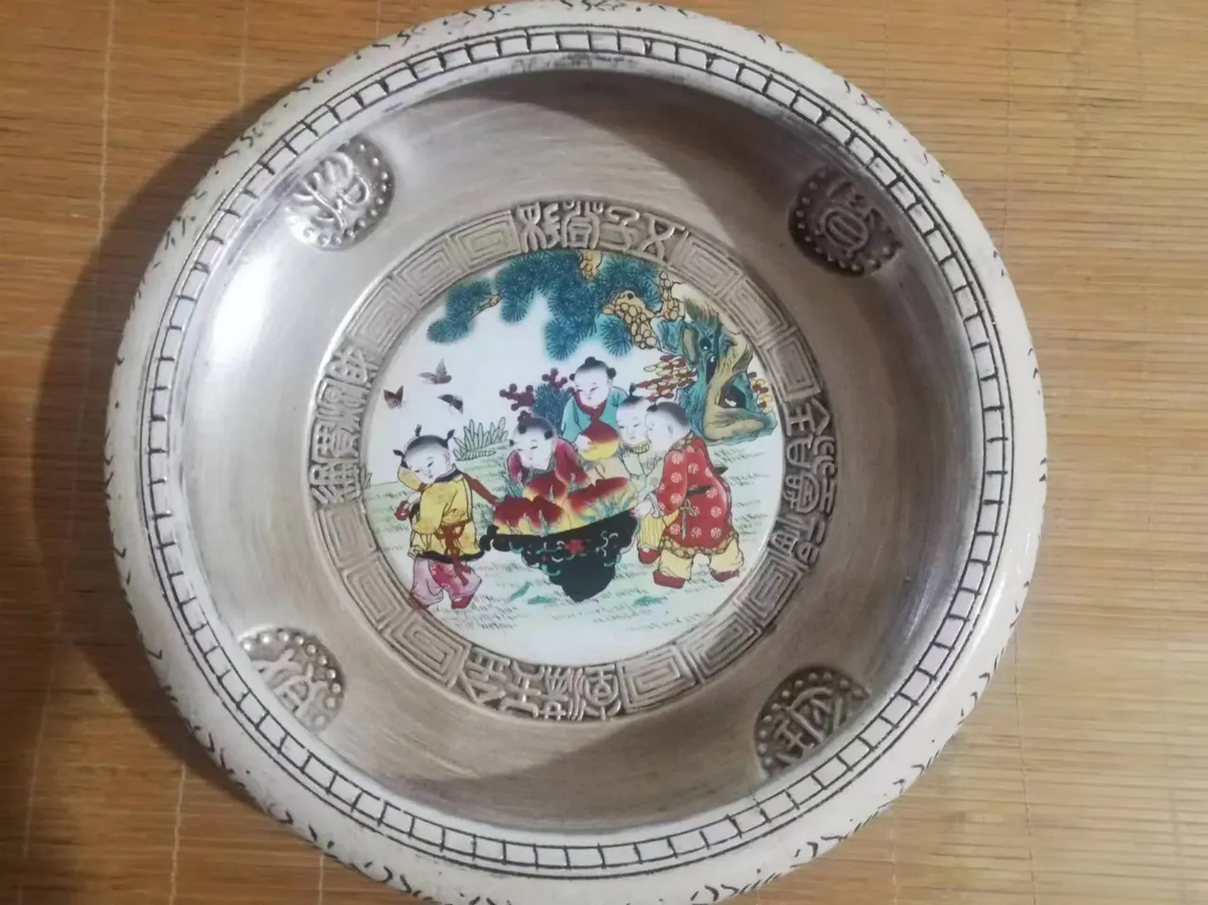 光绪年制十二生肖五子登银包宝瓷聚宝盆         聚宝盆,一个富有吉祥