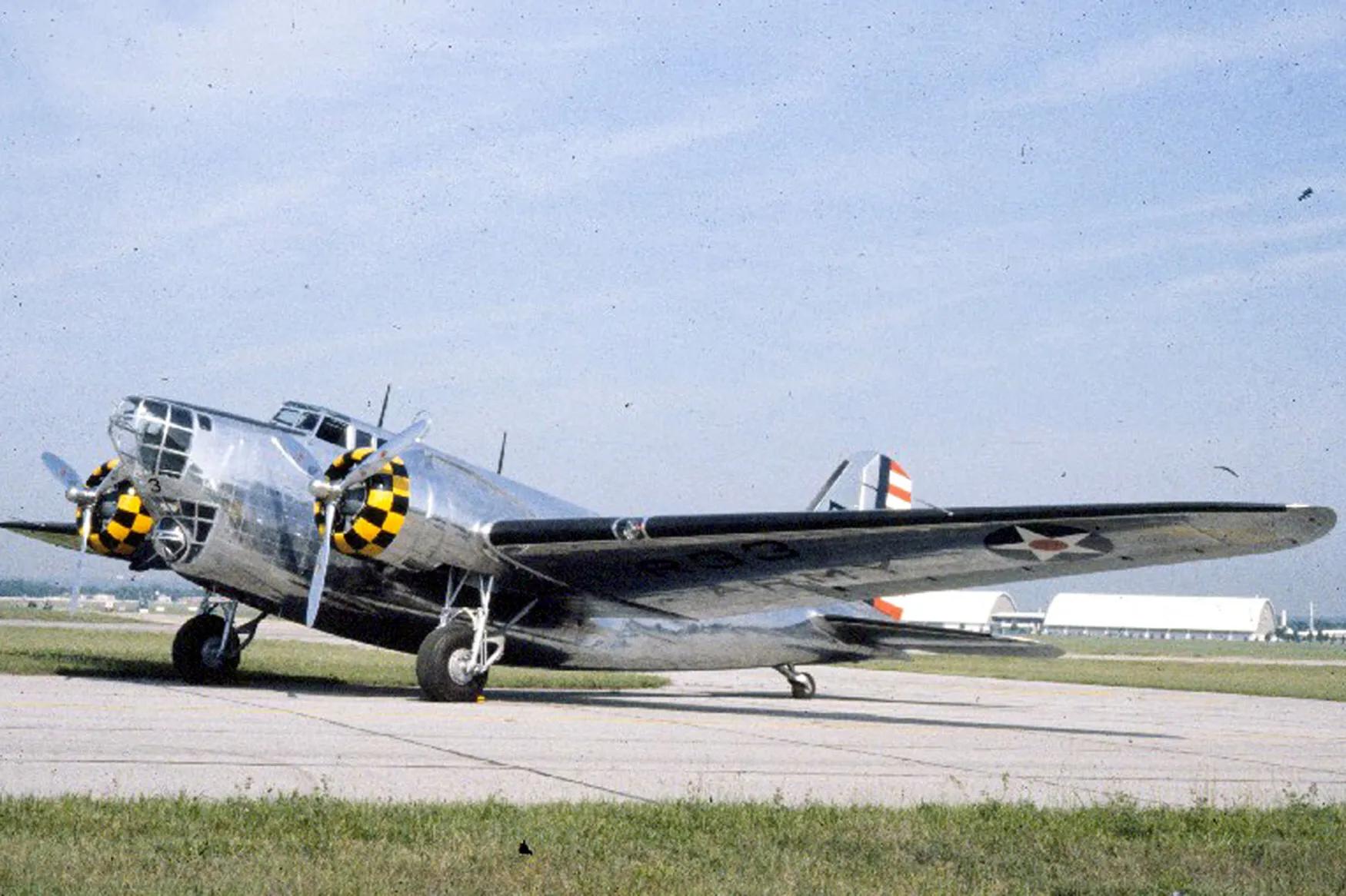 二战时期的盟军轰炸机,如同空中的英勇战士,翱翔于蓝天白云之间,勇敢