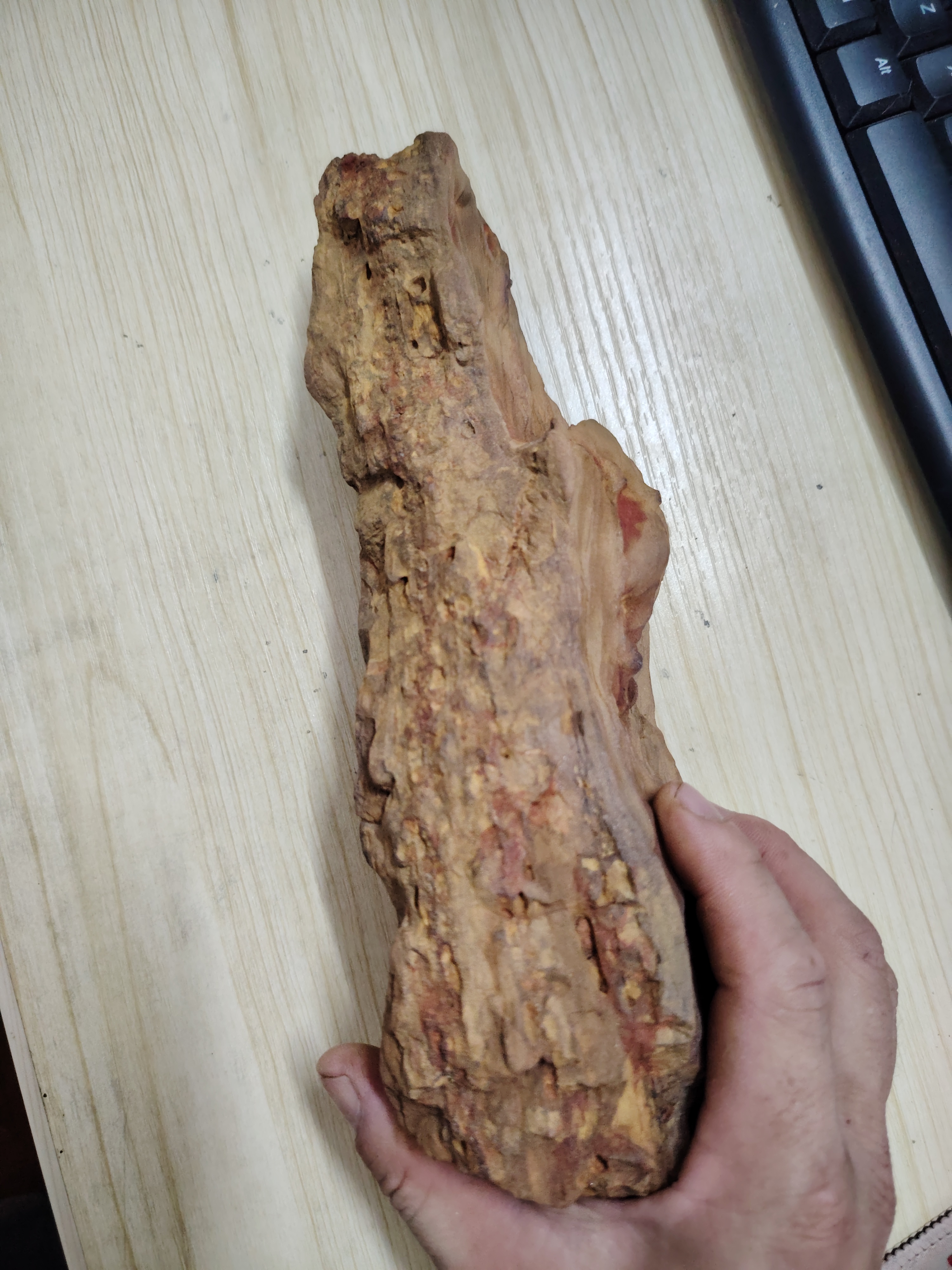 刚开始以为是铁矿,发现磁铁粘不住,所以排除铁矿石