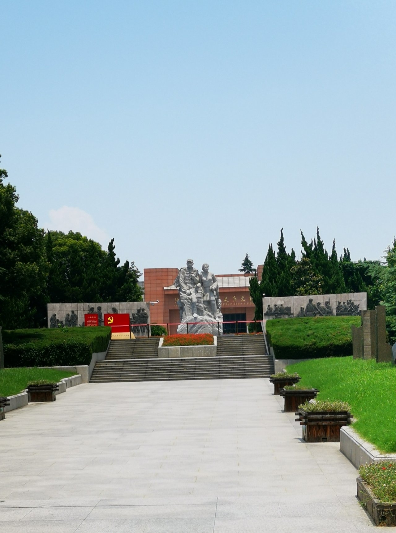 其中现代京剧《沙家浜》和交响音乐《沙家浜》同样令我印象深刻,掩护