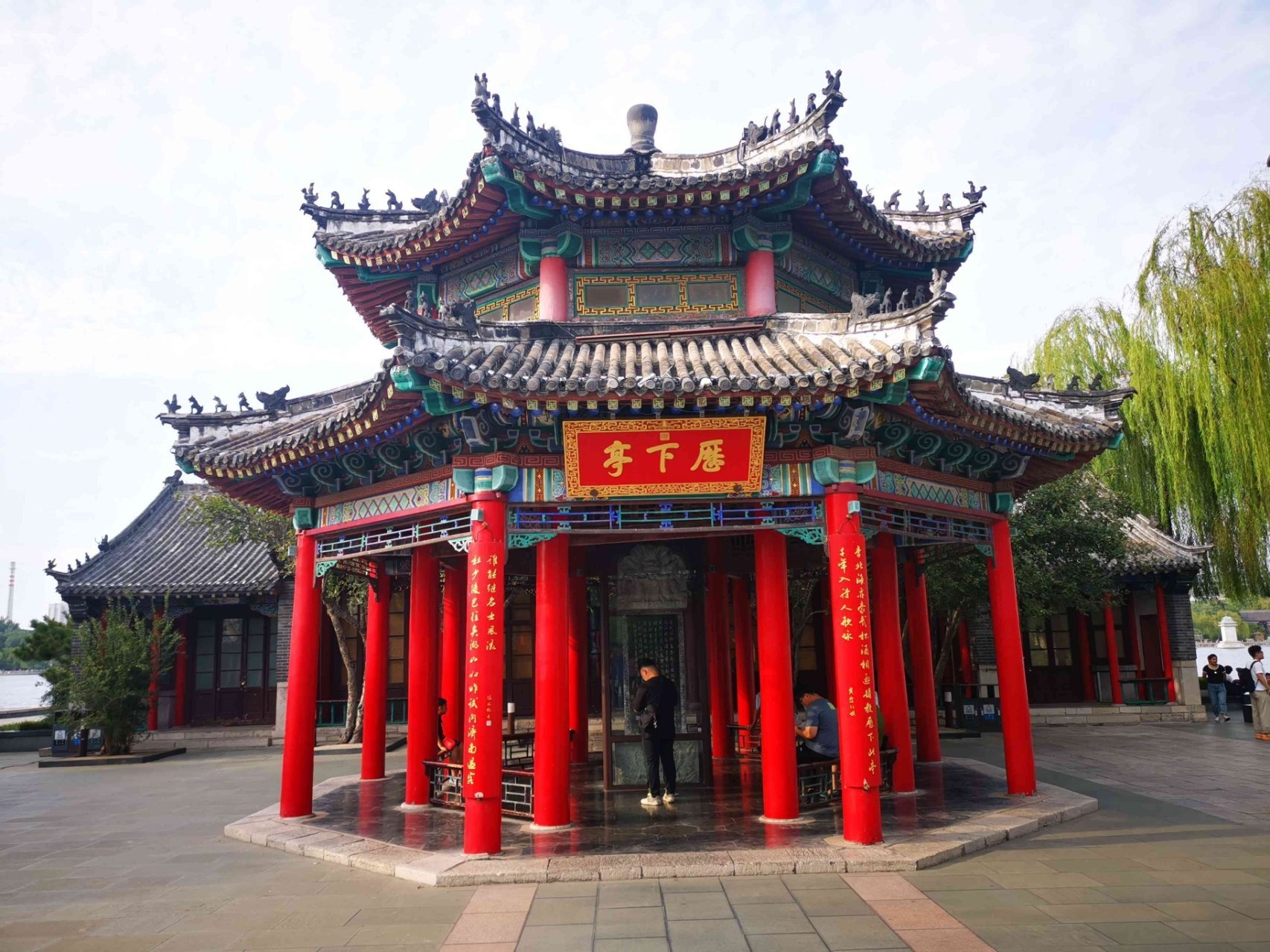 大明湖是众多泉水汇集而成的,历史悠久,风景秀丽