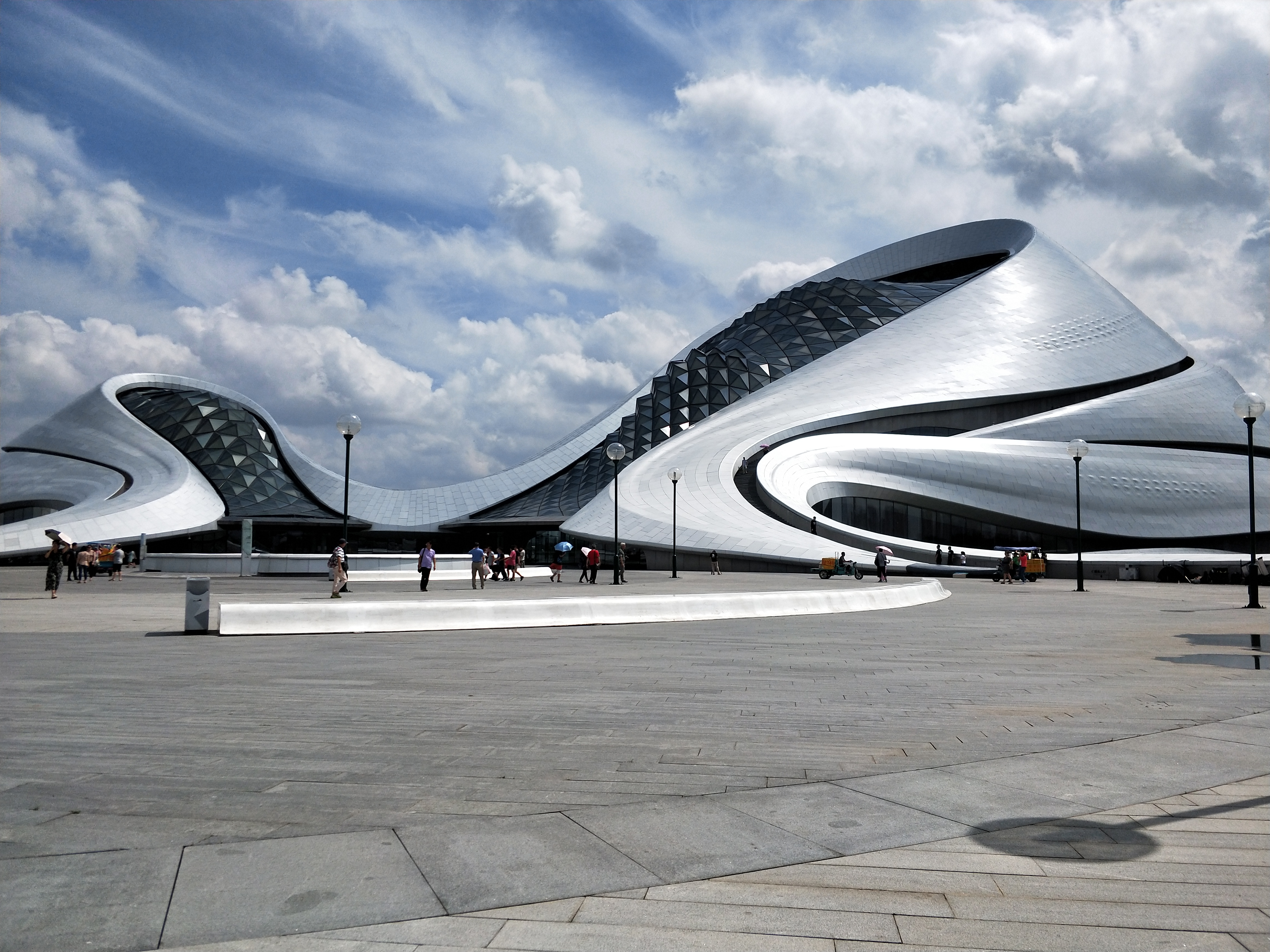 哈尔滨大剧院,这座坐落于松花江北岸的银色雪山造型建筑,自2015年建成