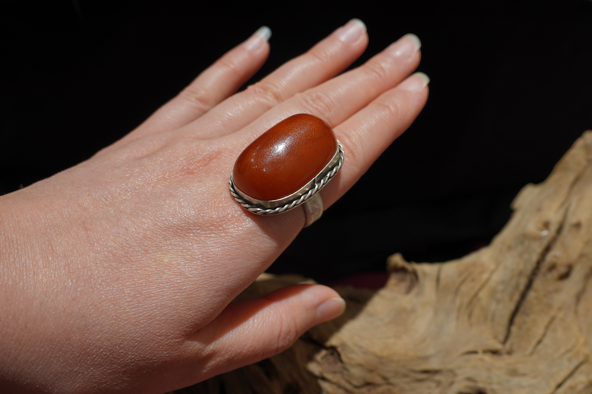 一枚老蜜蜡戒指,很大的一枚[嘻嘻]