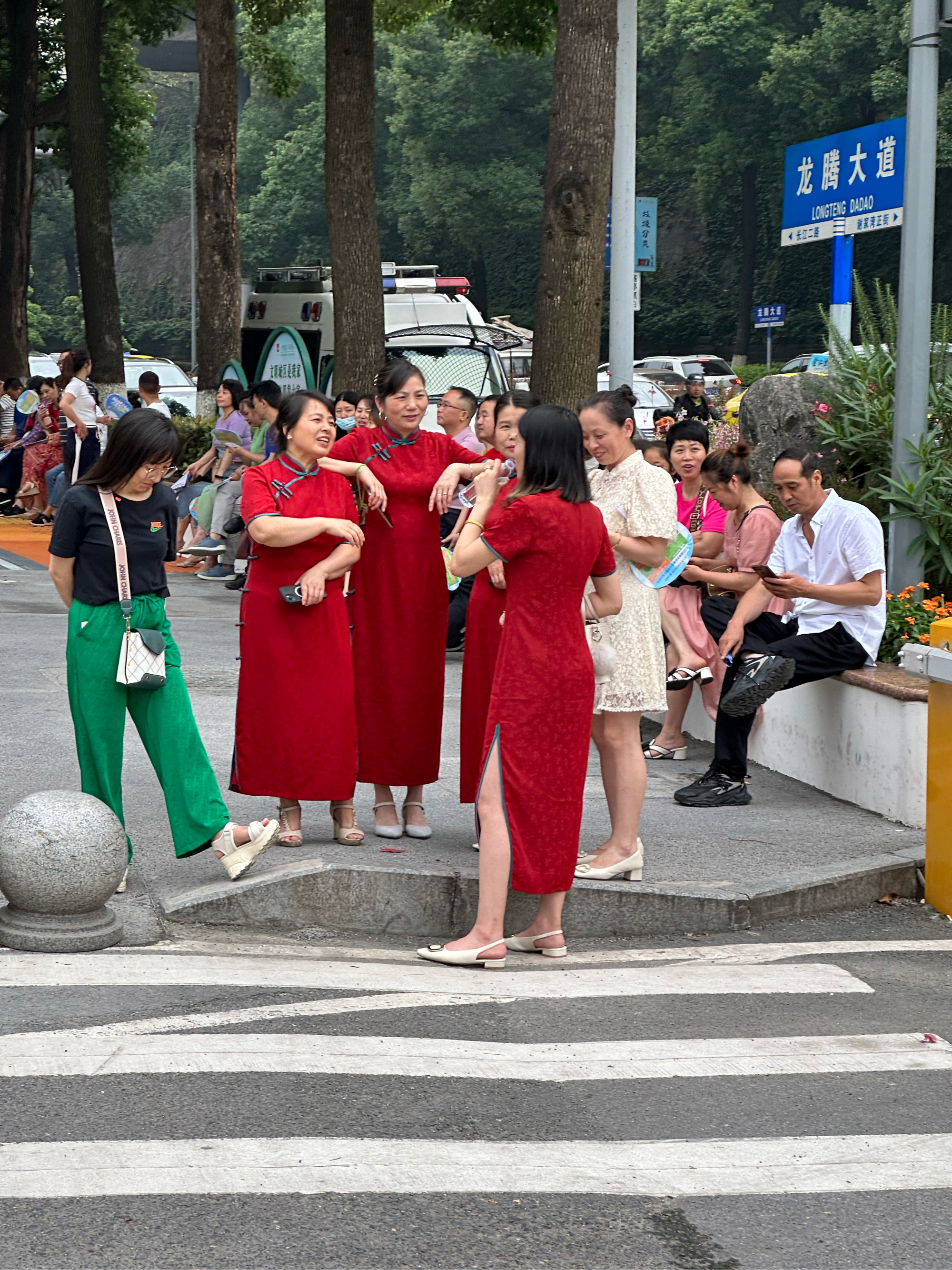 昂首挺胸大步走图片图片