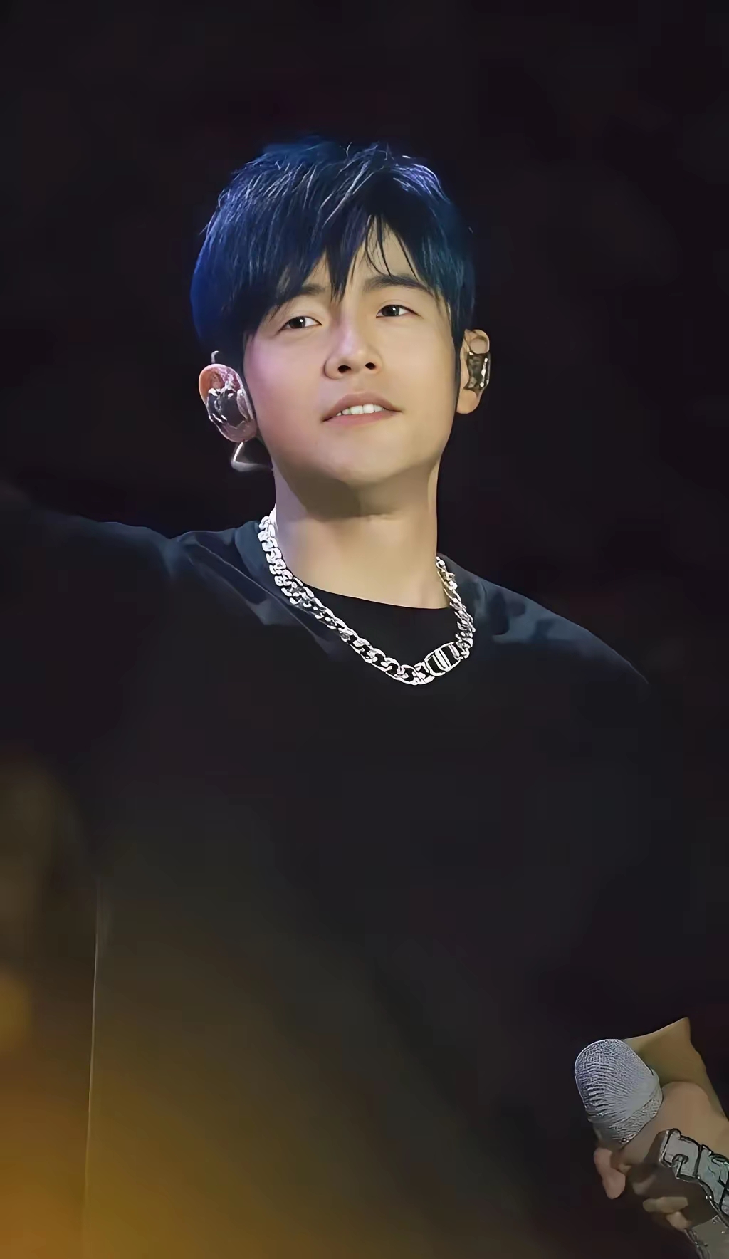 周杰伦已经尽显老态,50岁的他由于病痛原因已经没发正常走路,强直性