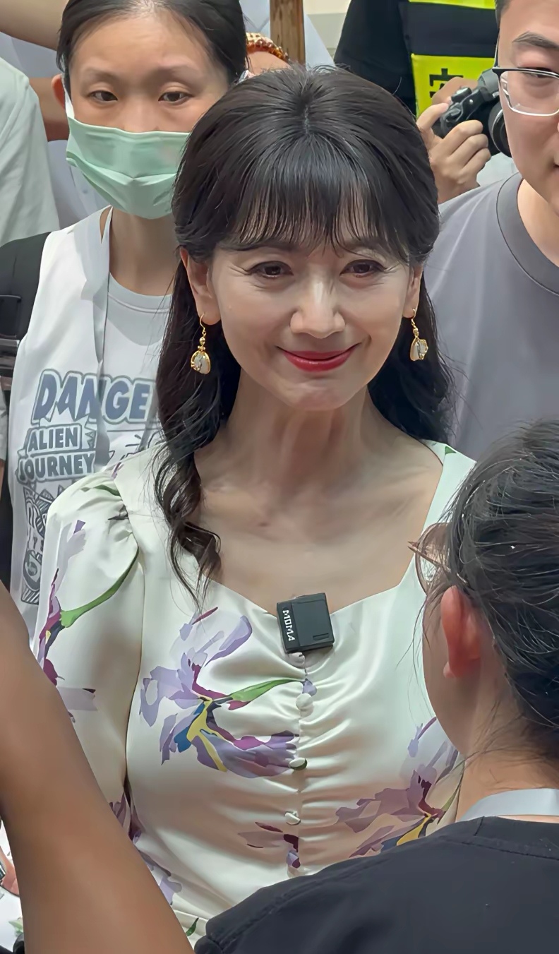 赵雅芝来到杭州荷花节参加活动,真人真的很老了,神情也有点憔悴,感叹