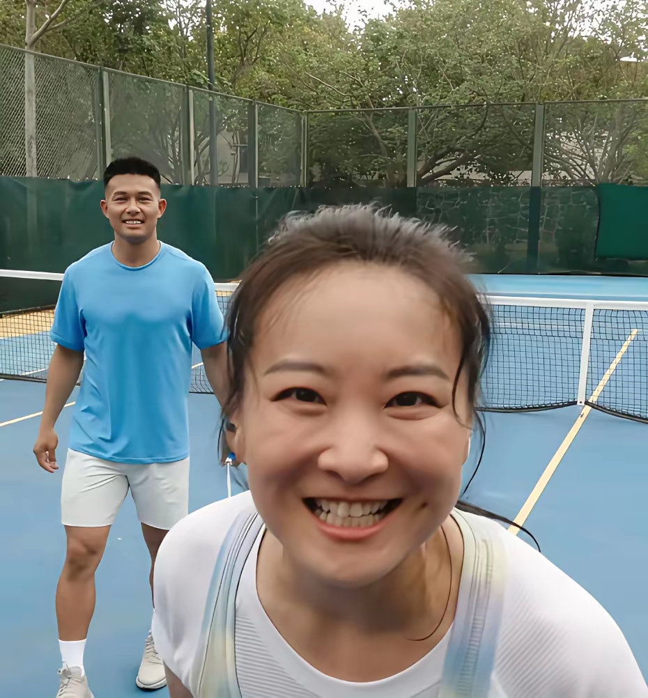 贾玲和好友一起跳绳,瘦下来真挺好的,但总觉得陌生,很怀念以前王牌