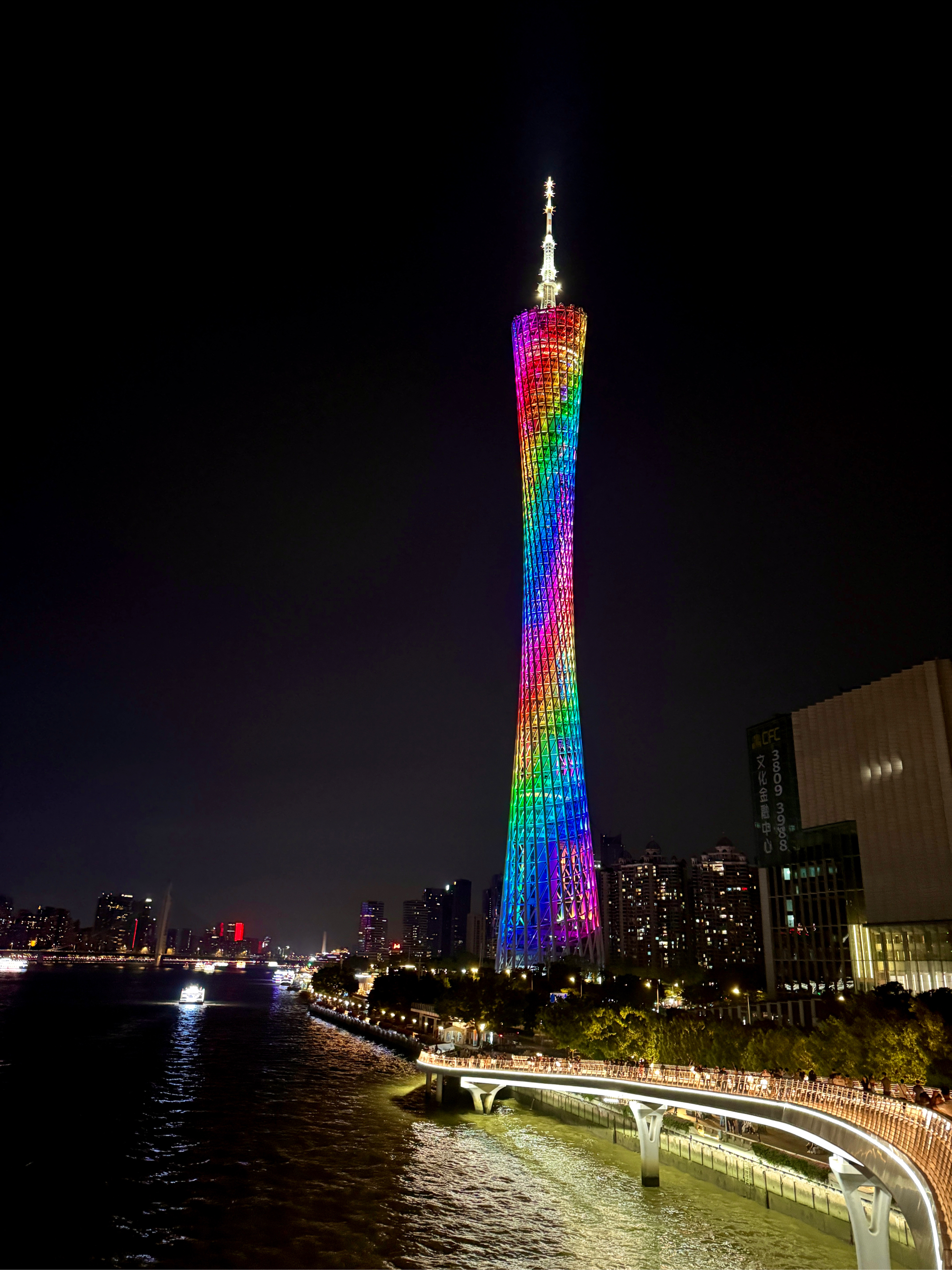 小蛮腰夜景真实图片