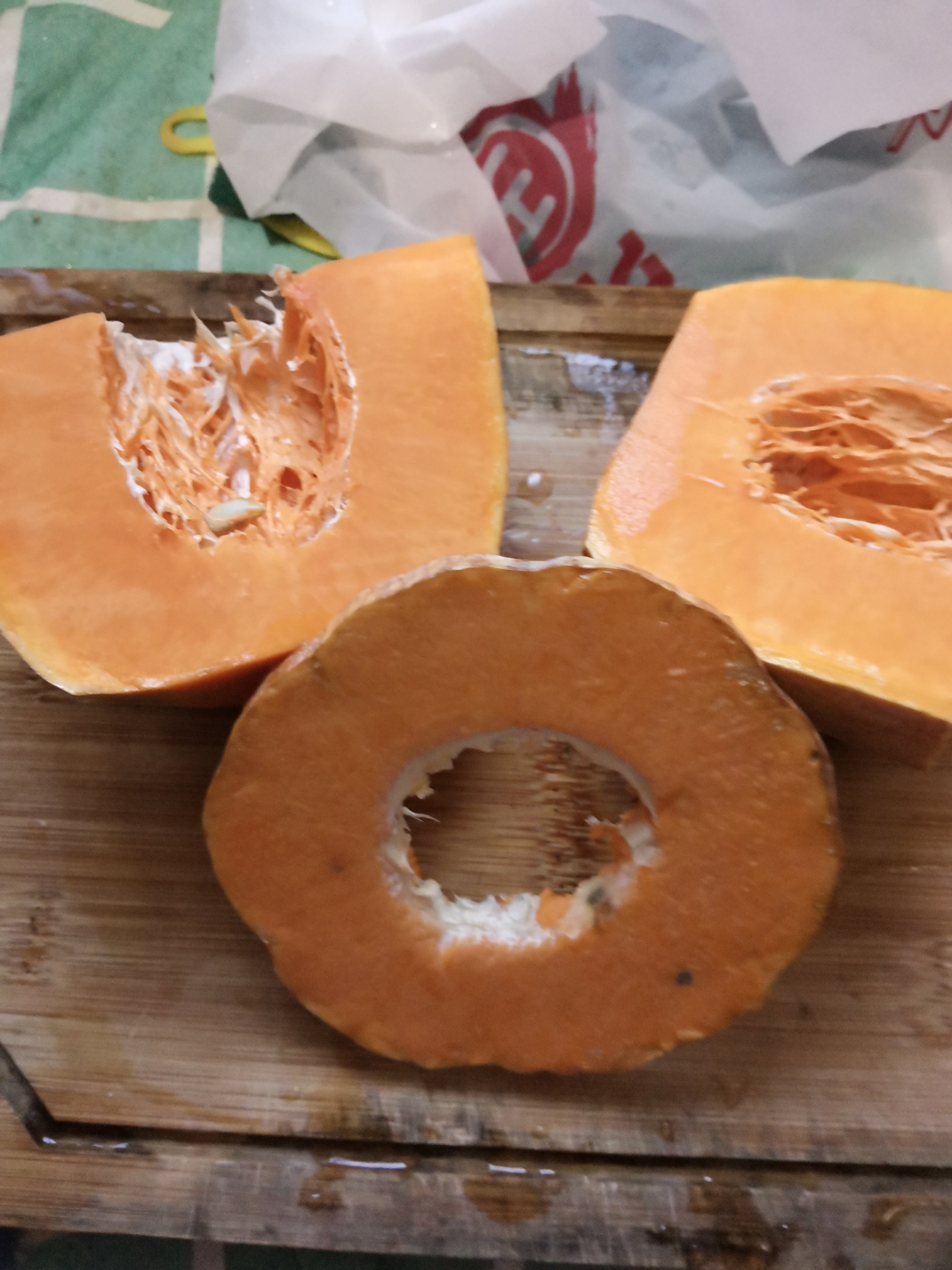 在永辉超市买的南瓜,切开里面这样,这白的是南瓜得了什么病吗?